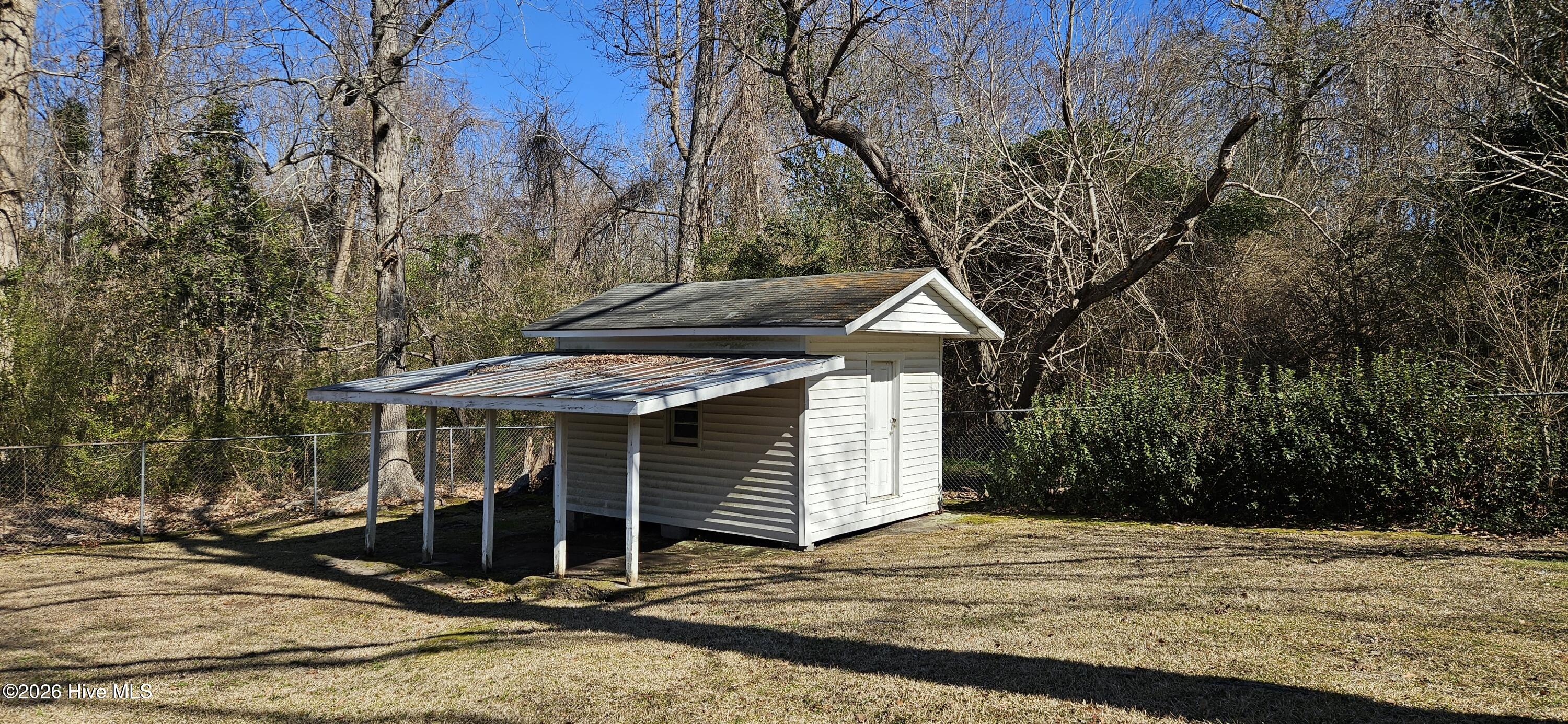 Shed/workshop with lean-to