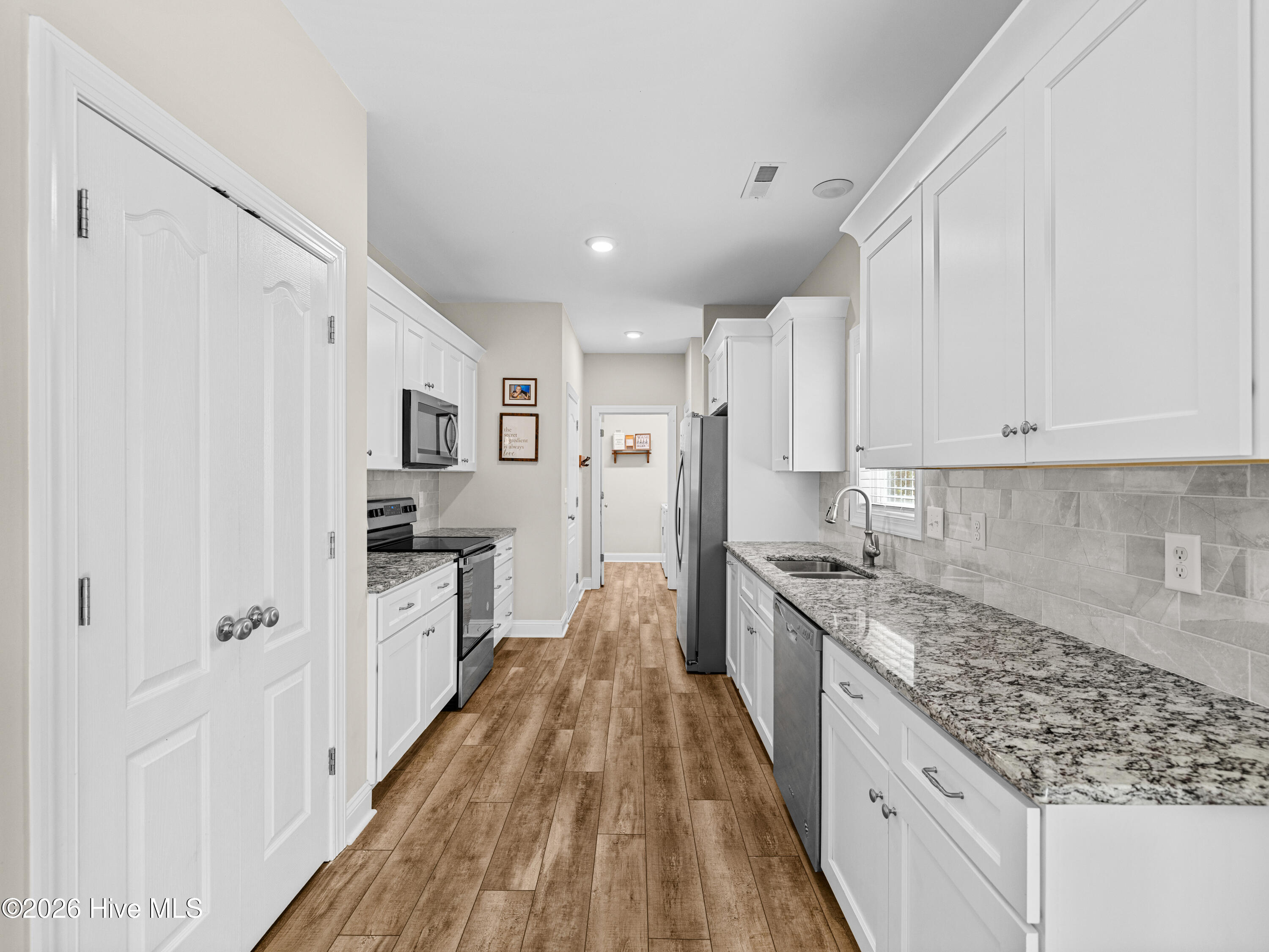 100560516 | Photo 18