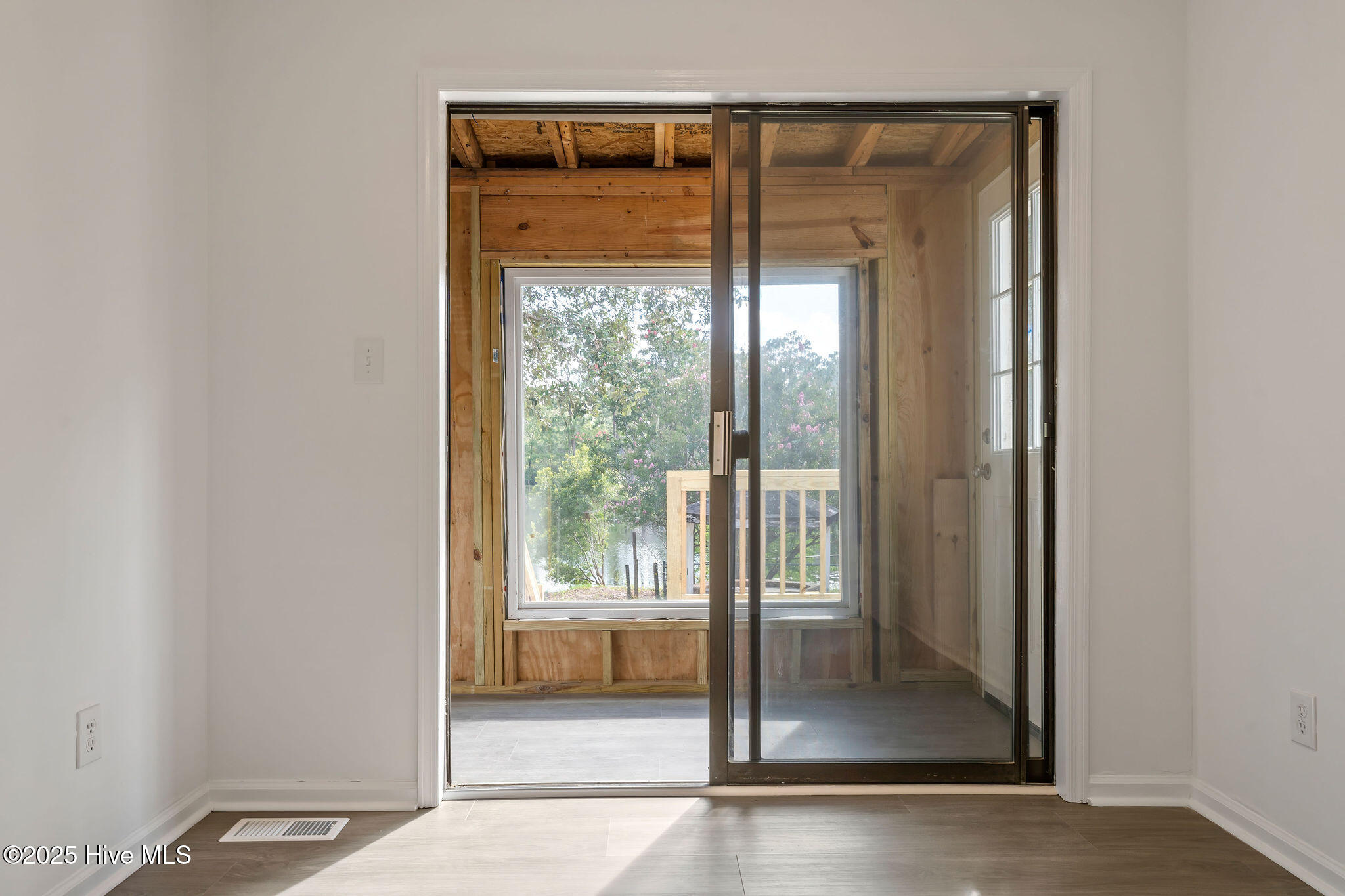 100522130 | Photo 27