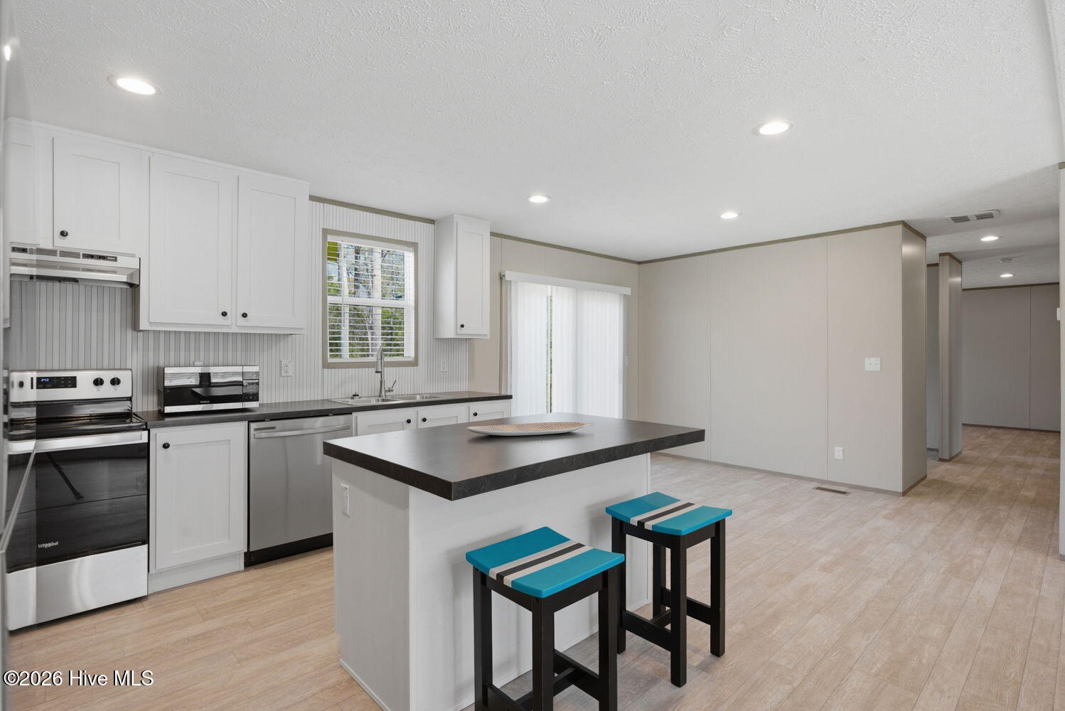 100563792 | Photo 12