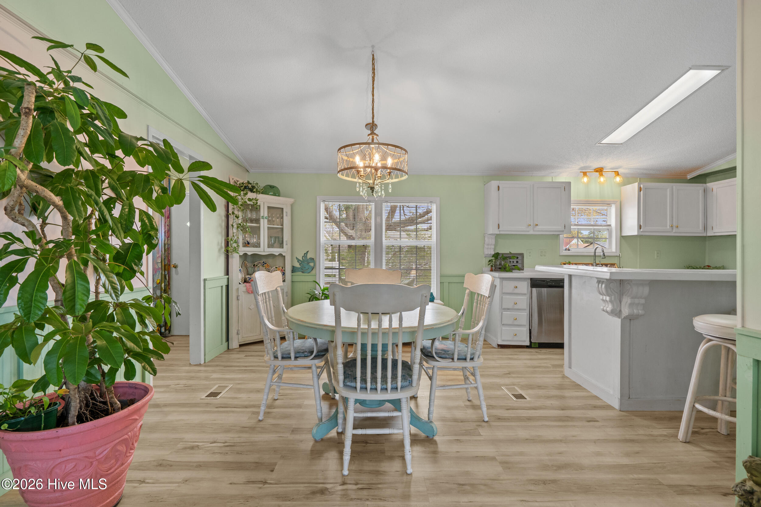 100562690 | Photo 11