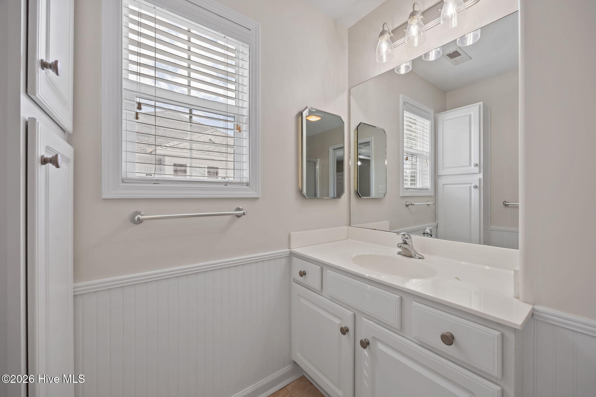 100560523 | Photo 23