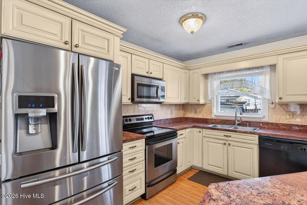 100549937 | Photo 18