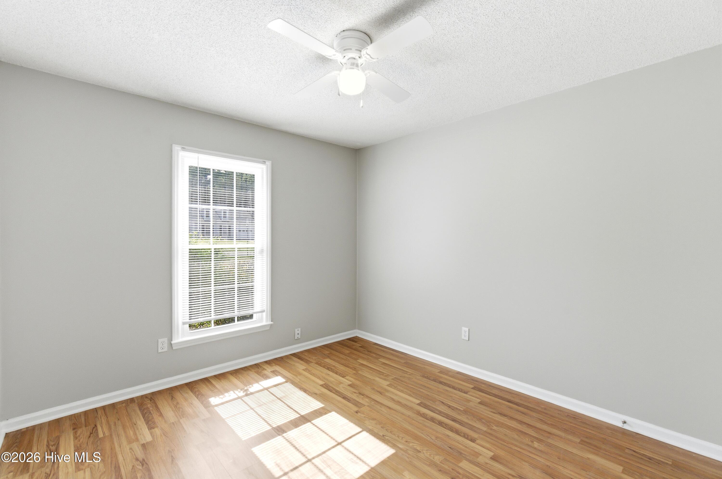 100561176 | Photo 28