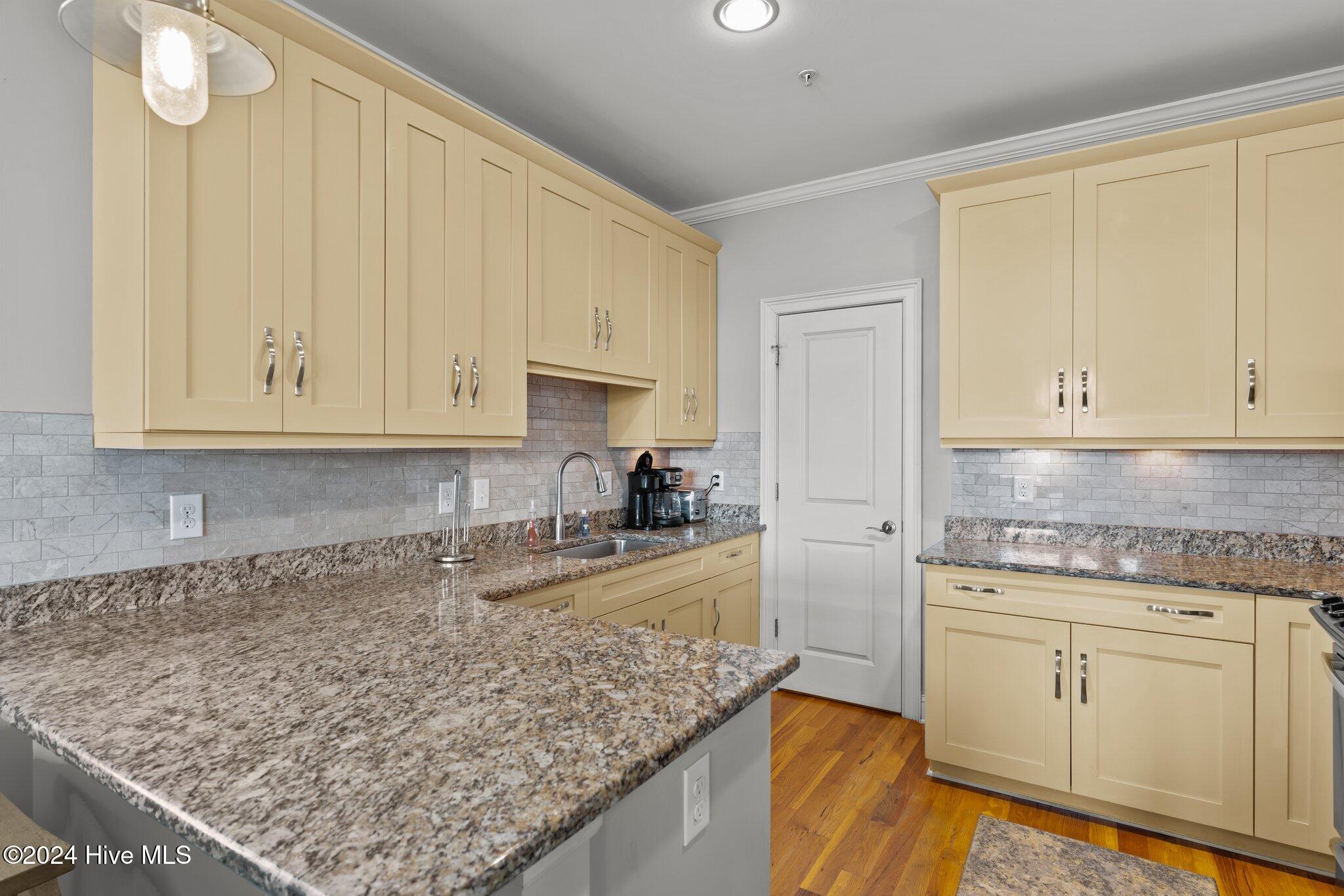 100562990 | Photo 16