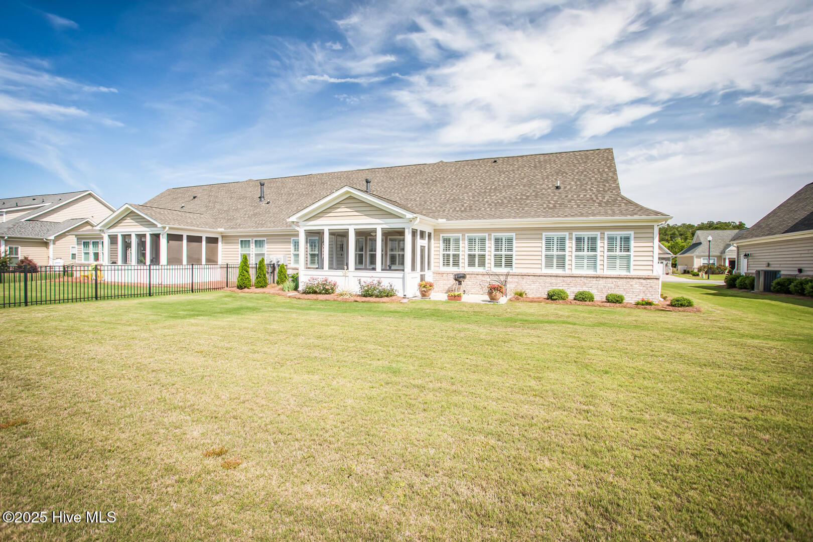 100546730 | Photo 43