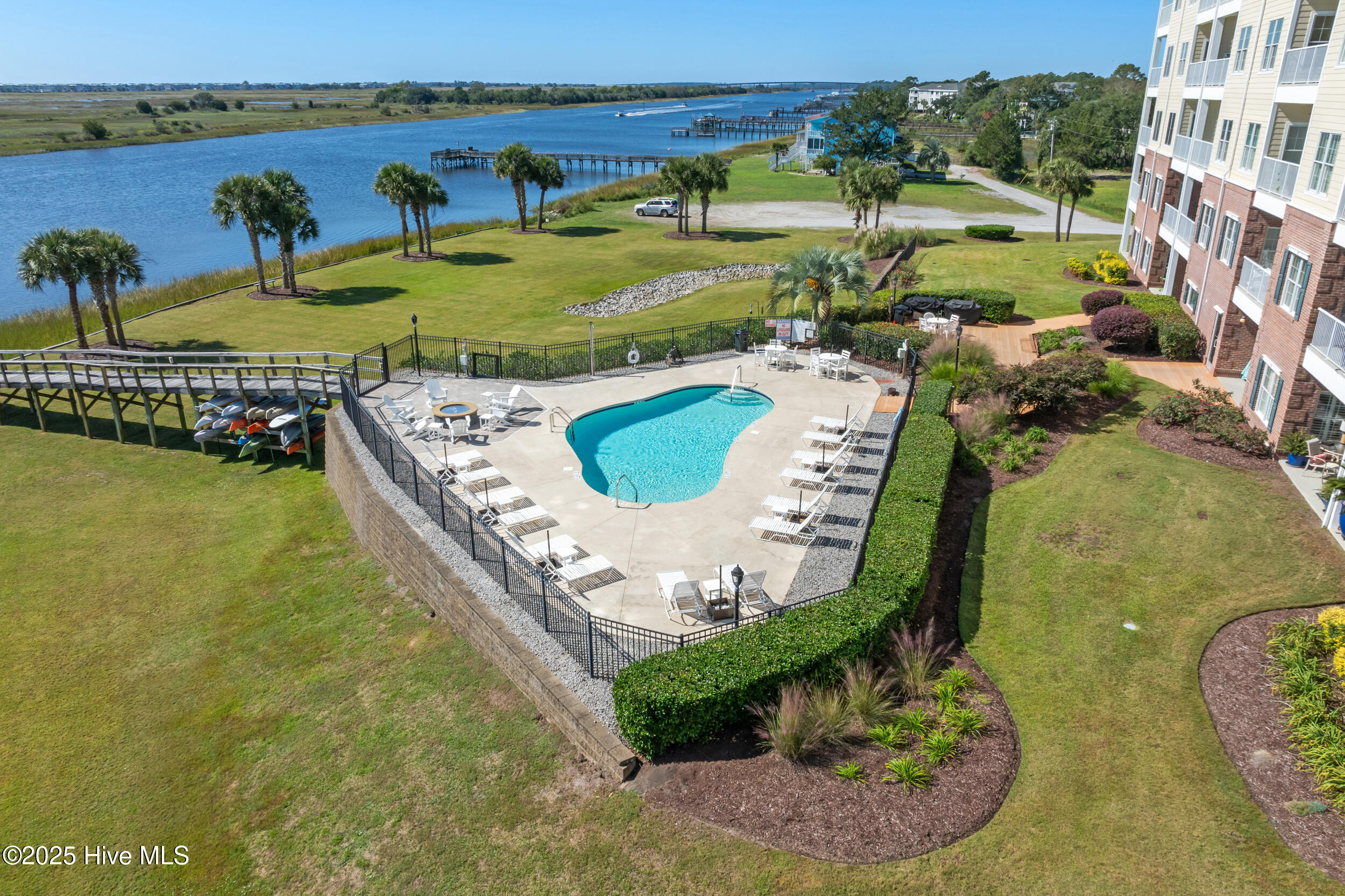 100537007 | Photo 36