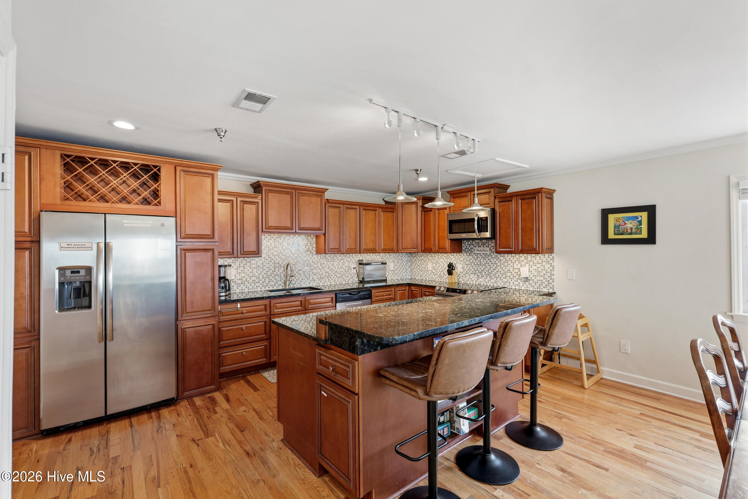 100569323 | Photo 11