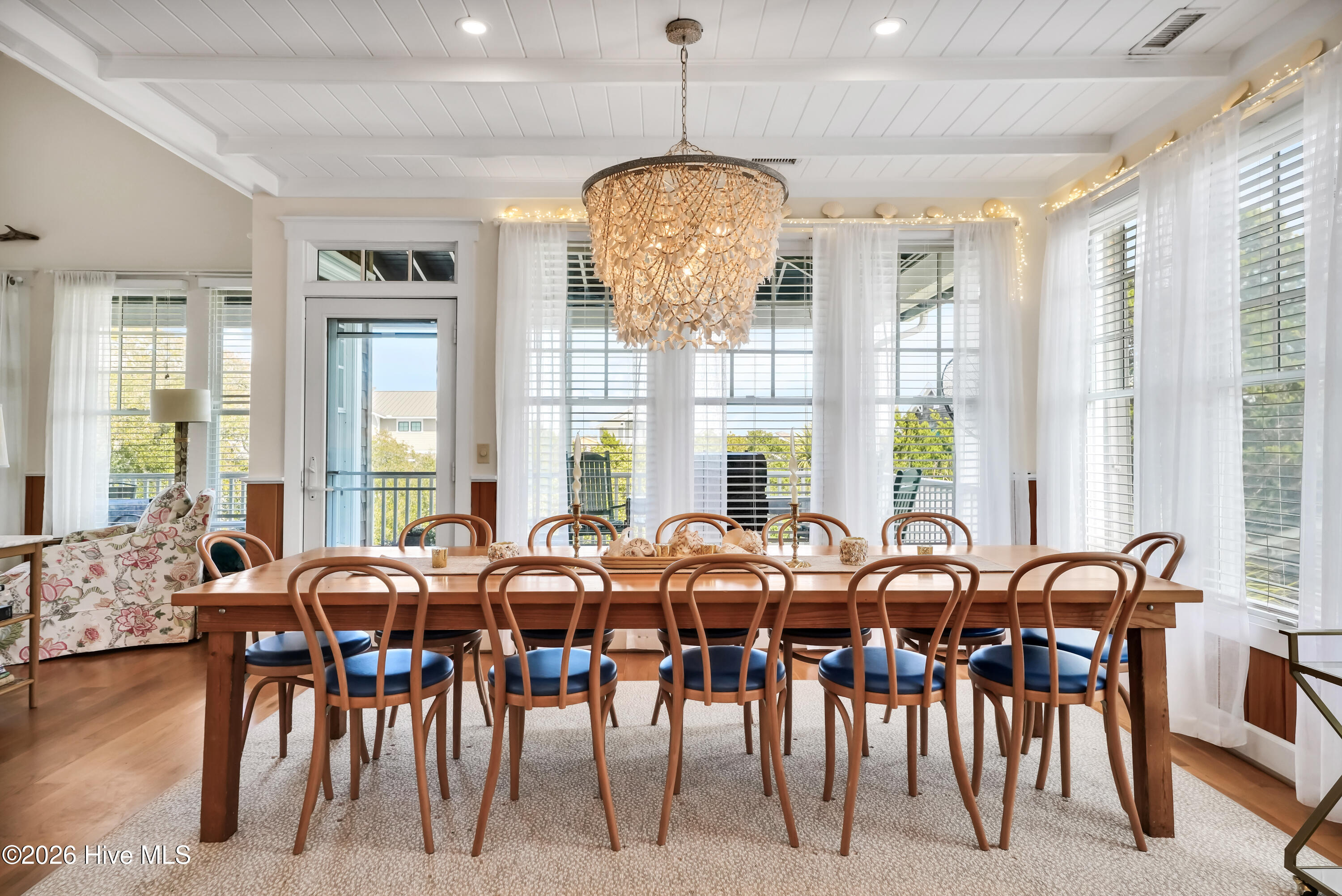 100562457 | Photo 37