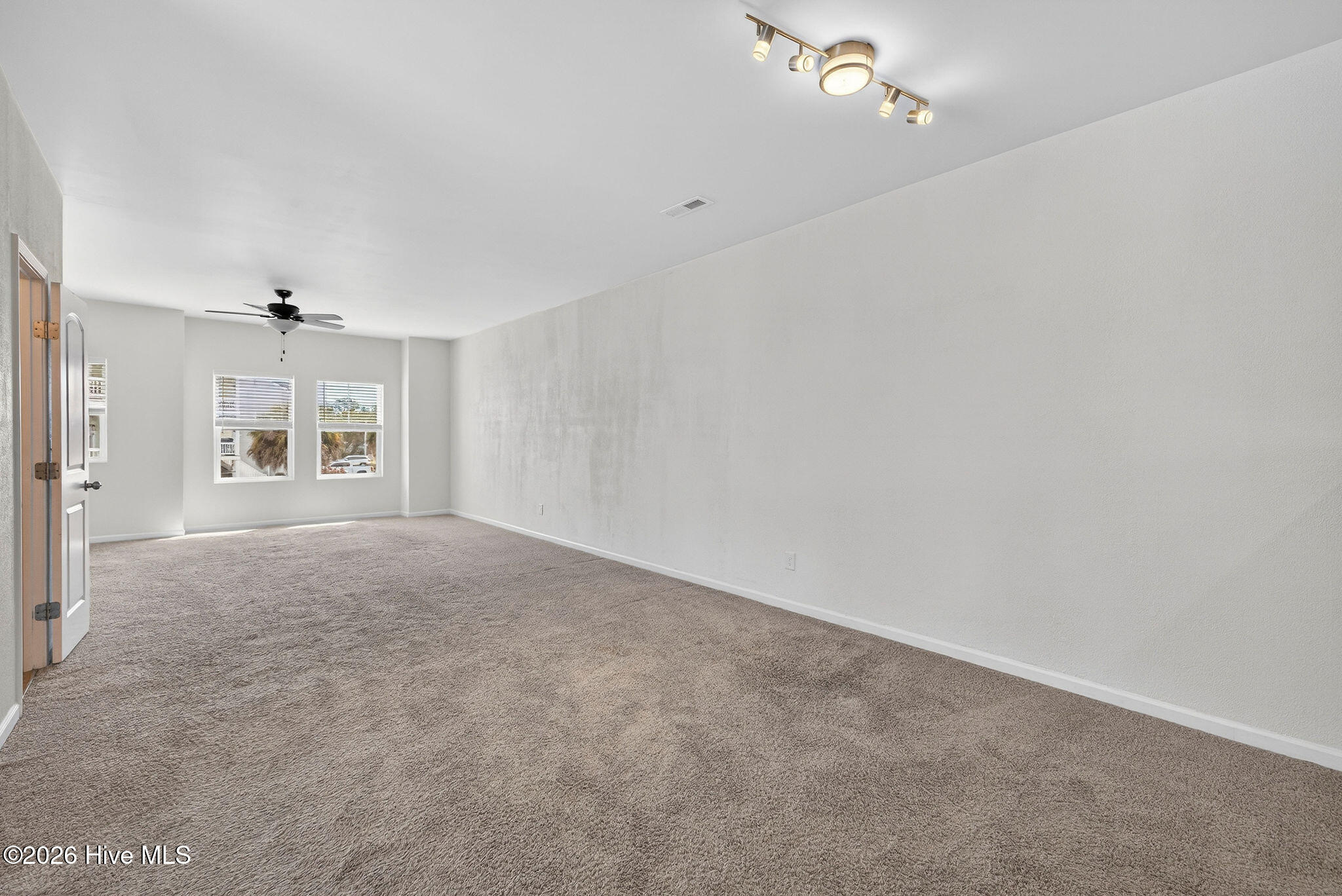 100563693 | Photo 19