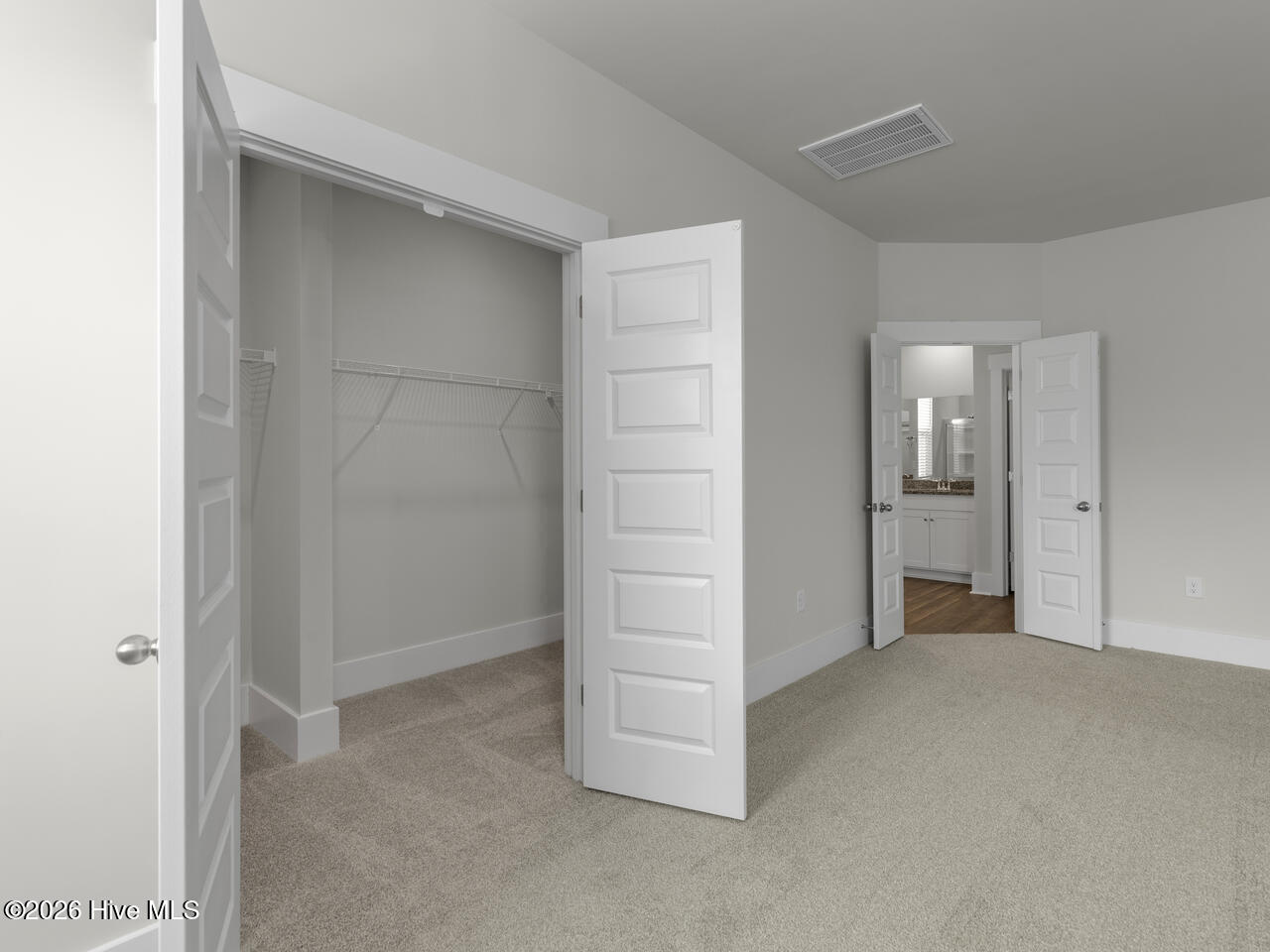 100553189 | Photo 25