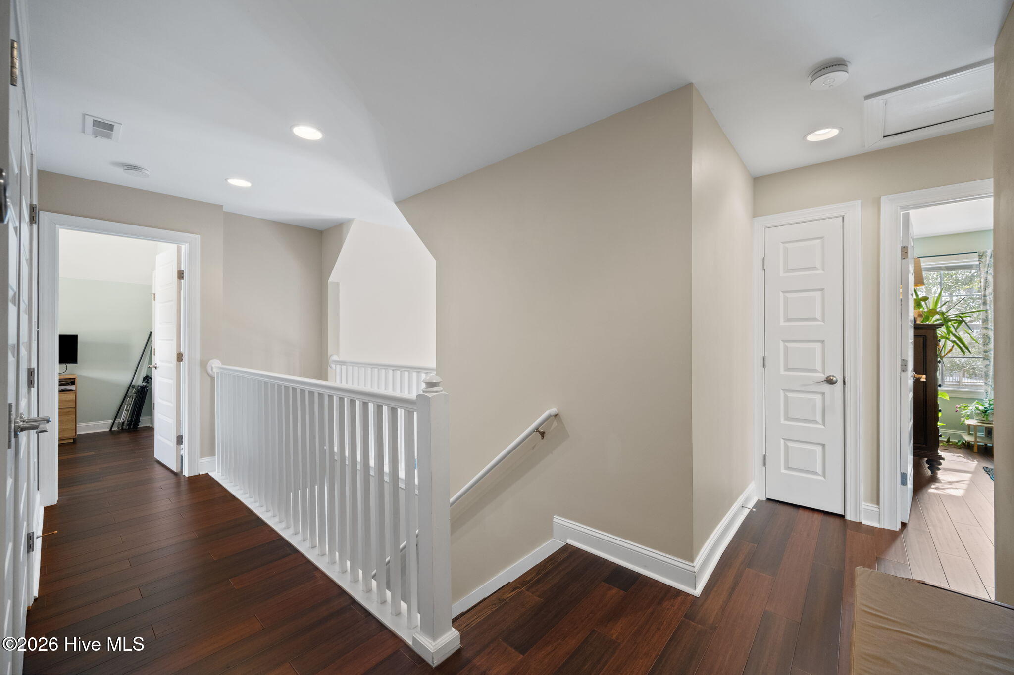 100553408 | Photo 30