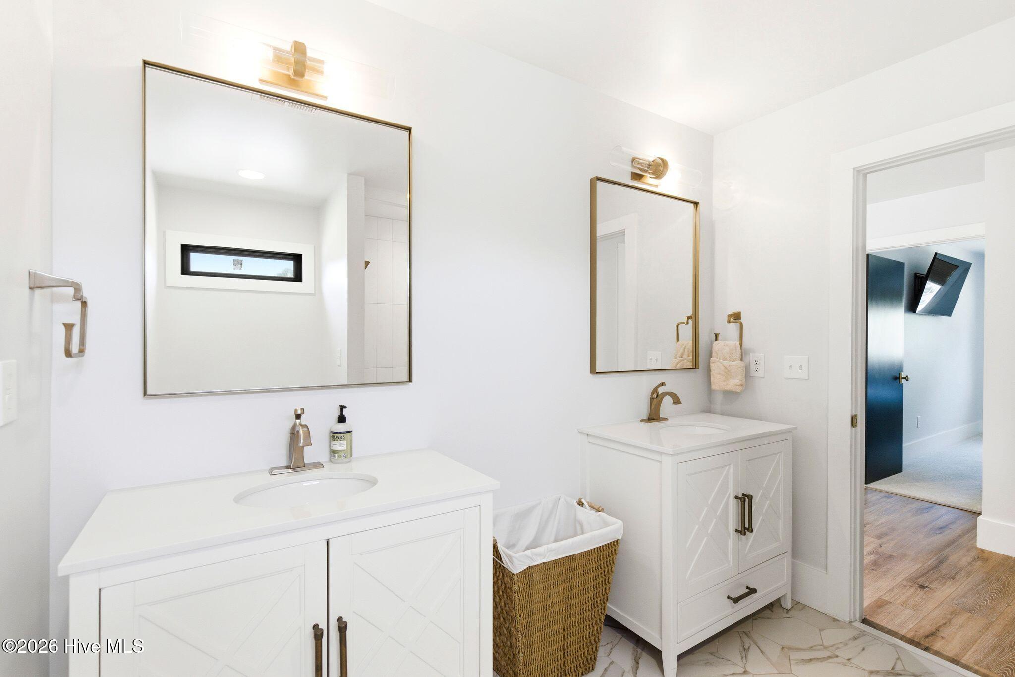 100568012 | Photo 62