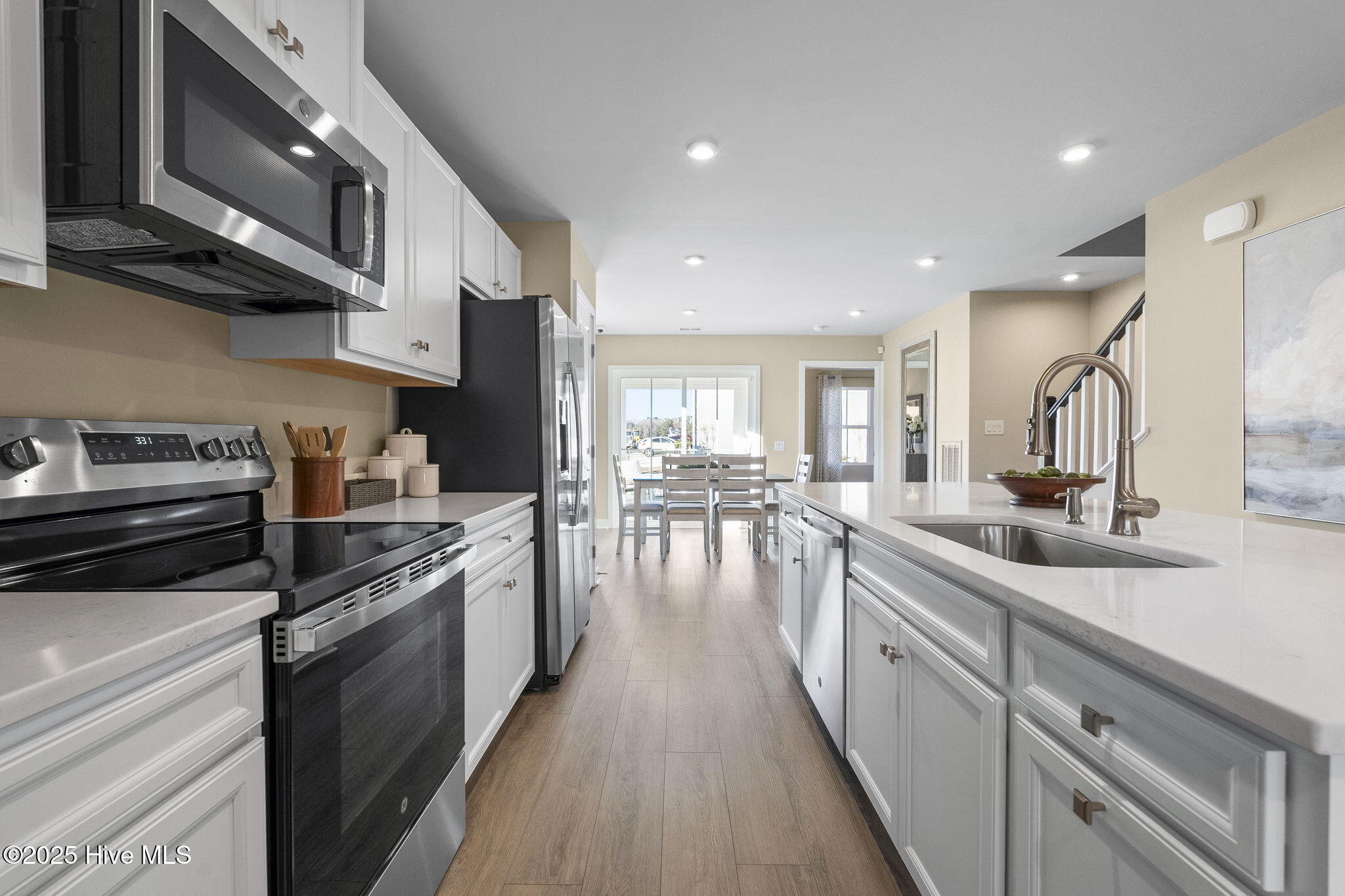 100545302 | Photo 12