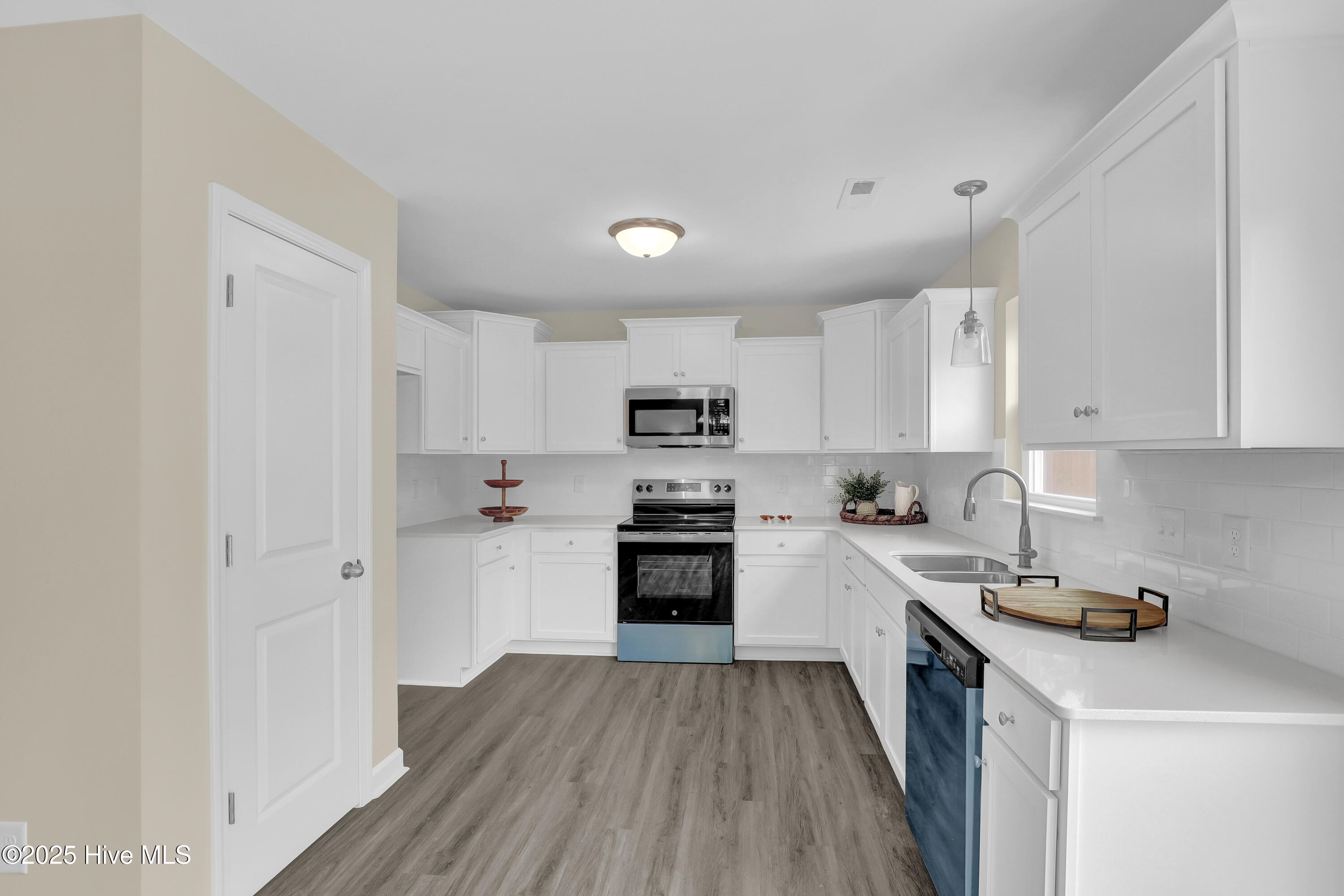 100446985 | Photo 12