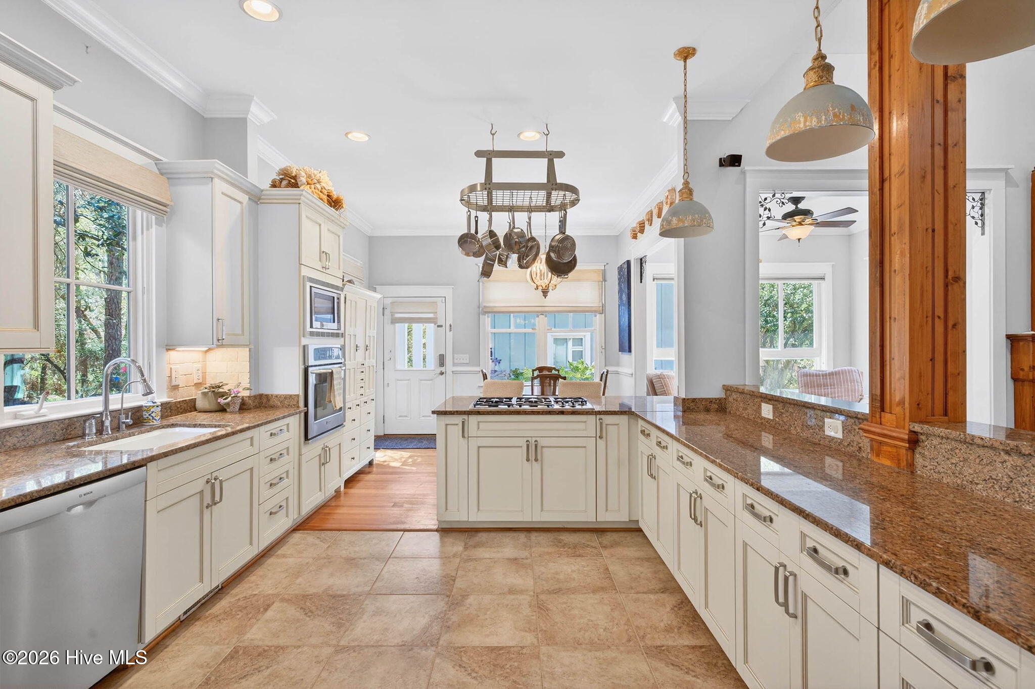 100564993 | Photo 16