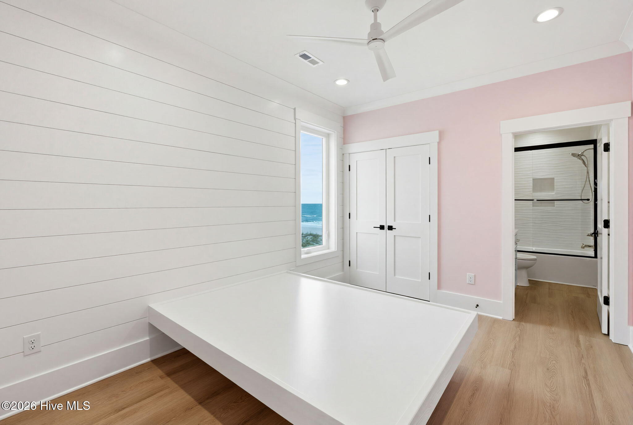 100564947 | Photo 33