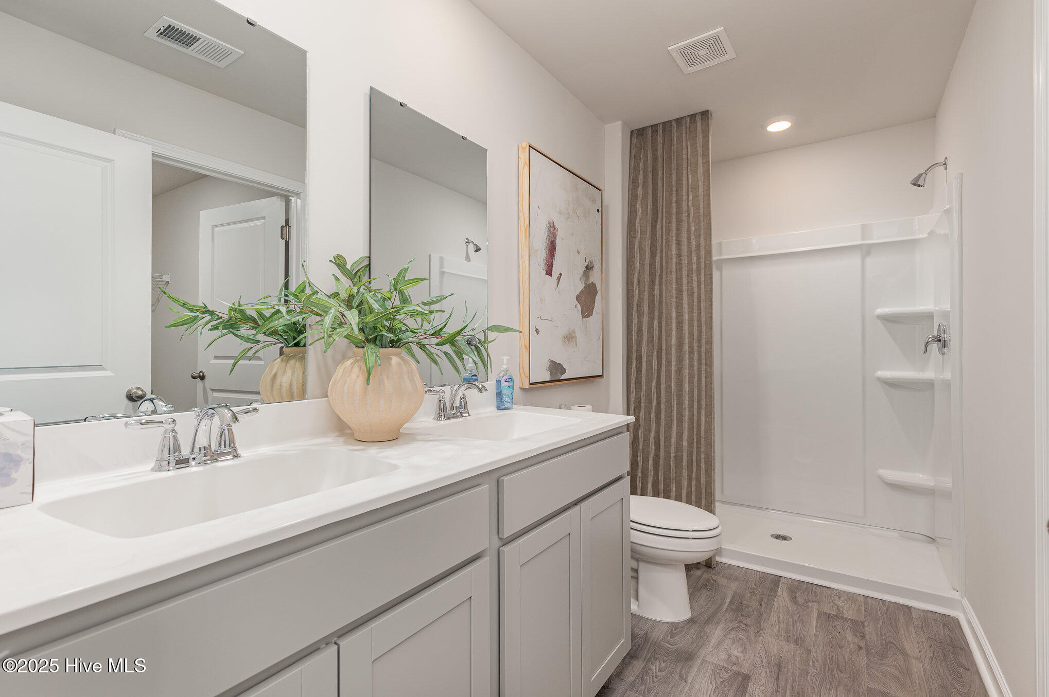 100532108 | Photo 12