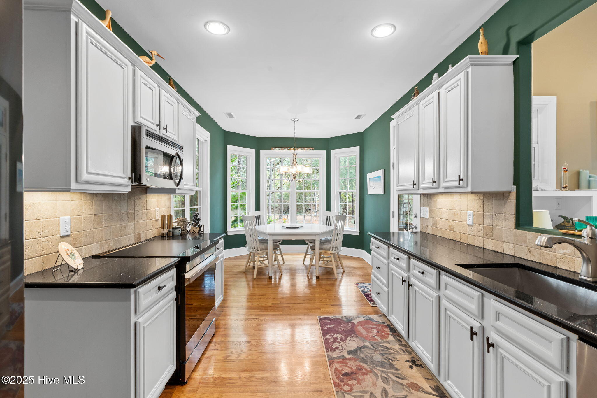 100535013 | Photo 11