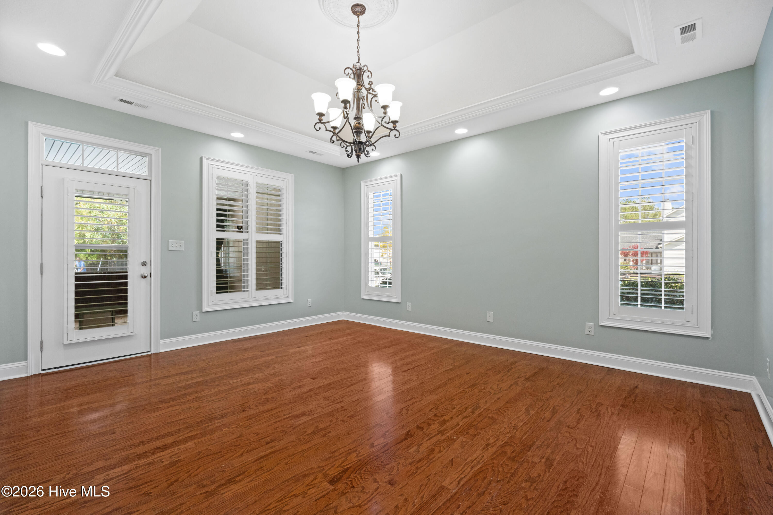 100565289 | Photo 32