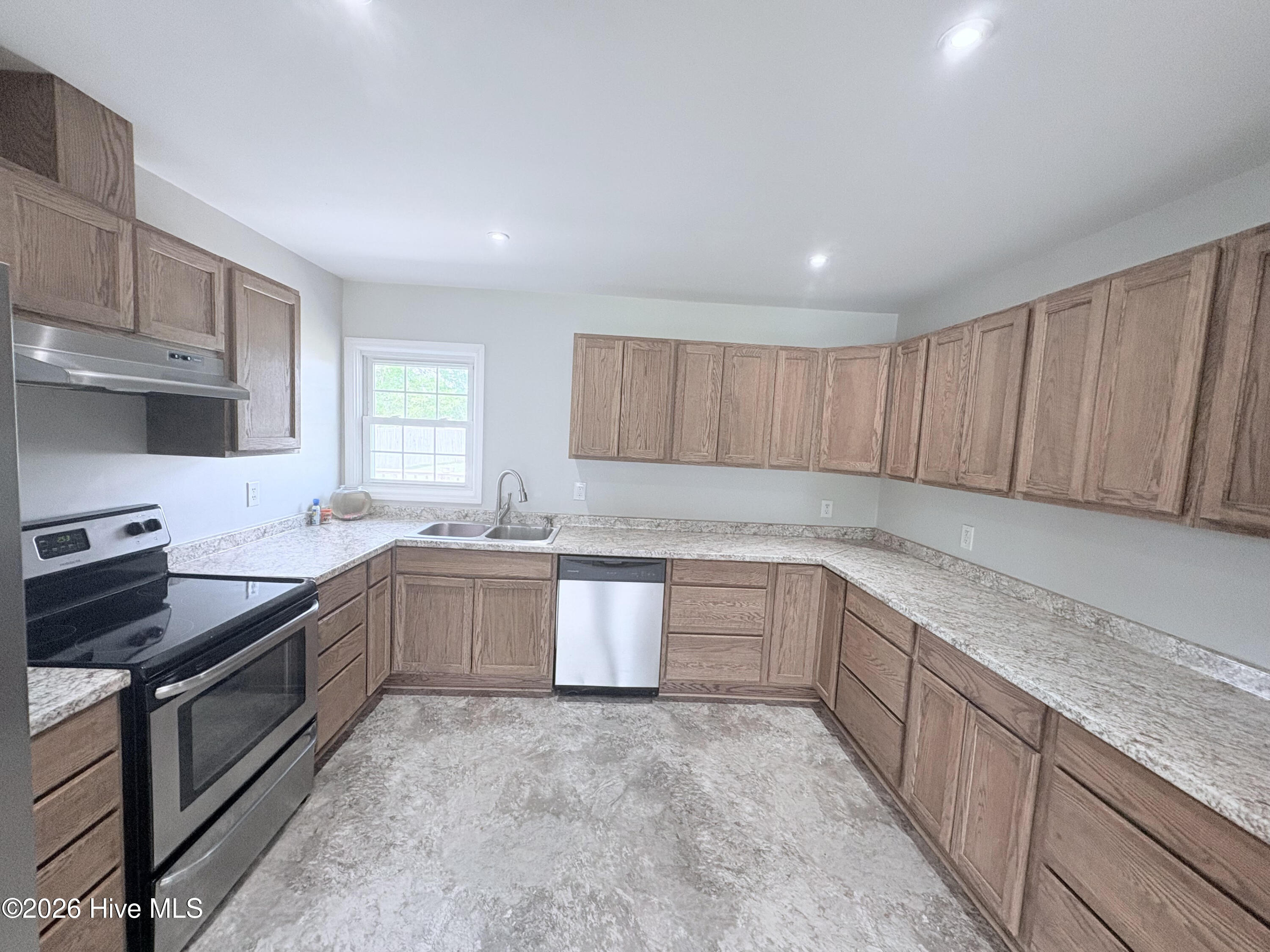 100566369 | Photo 20