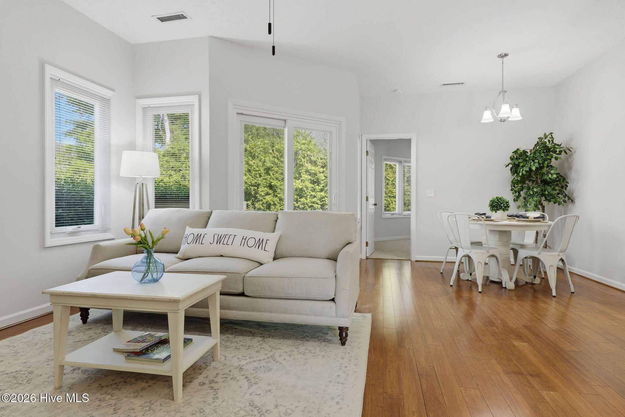 100569569 | Photo 33