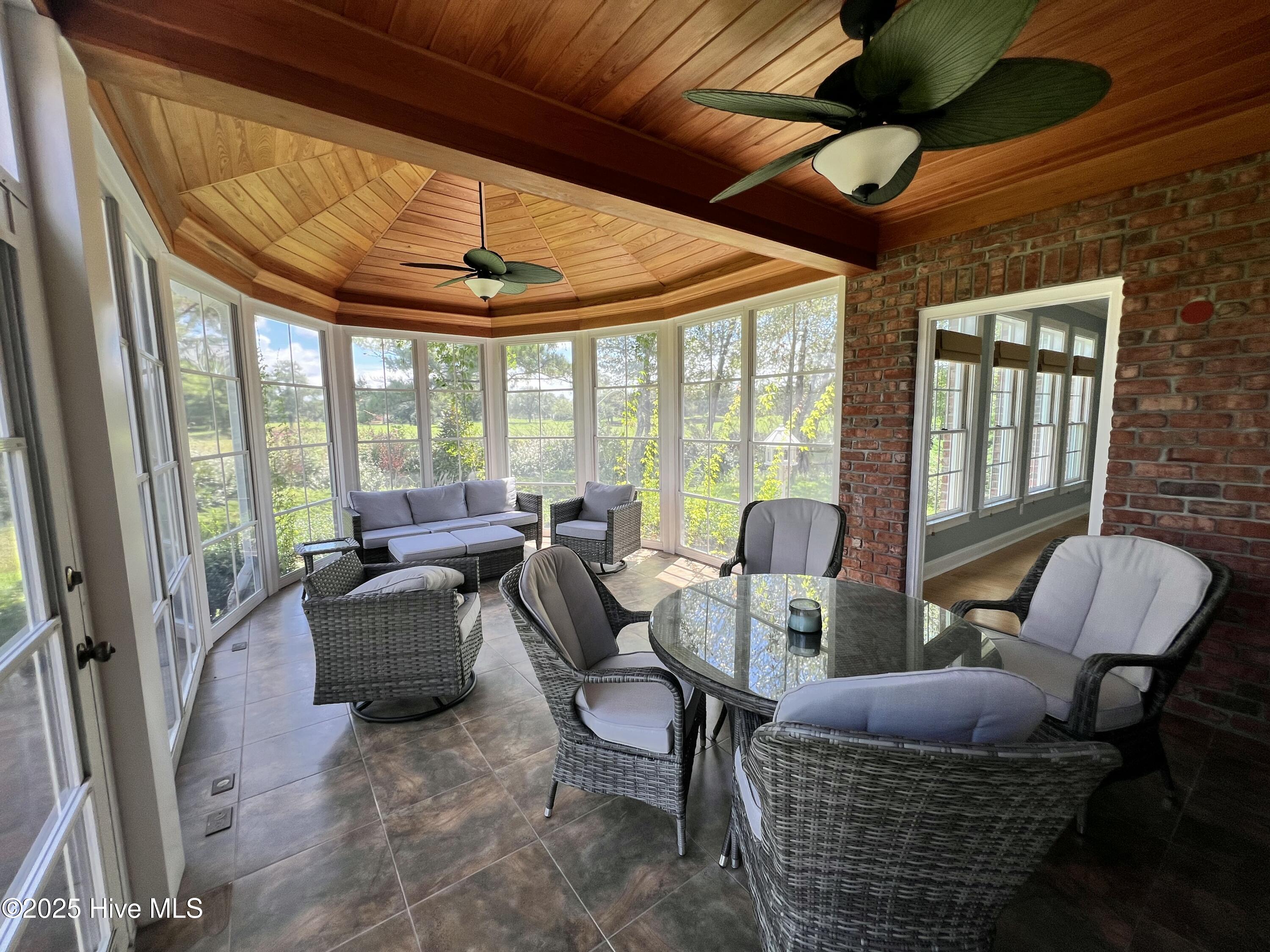 100522617 | Photo 16