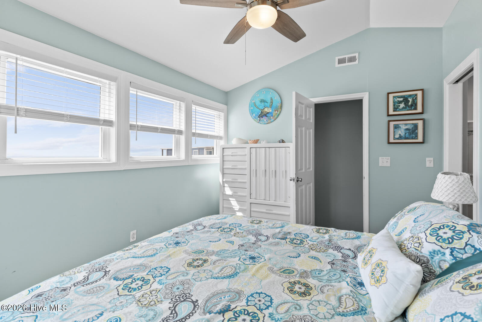 100569371 | Photo 32