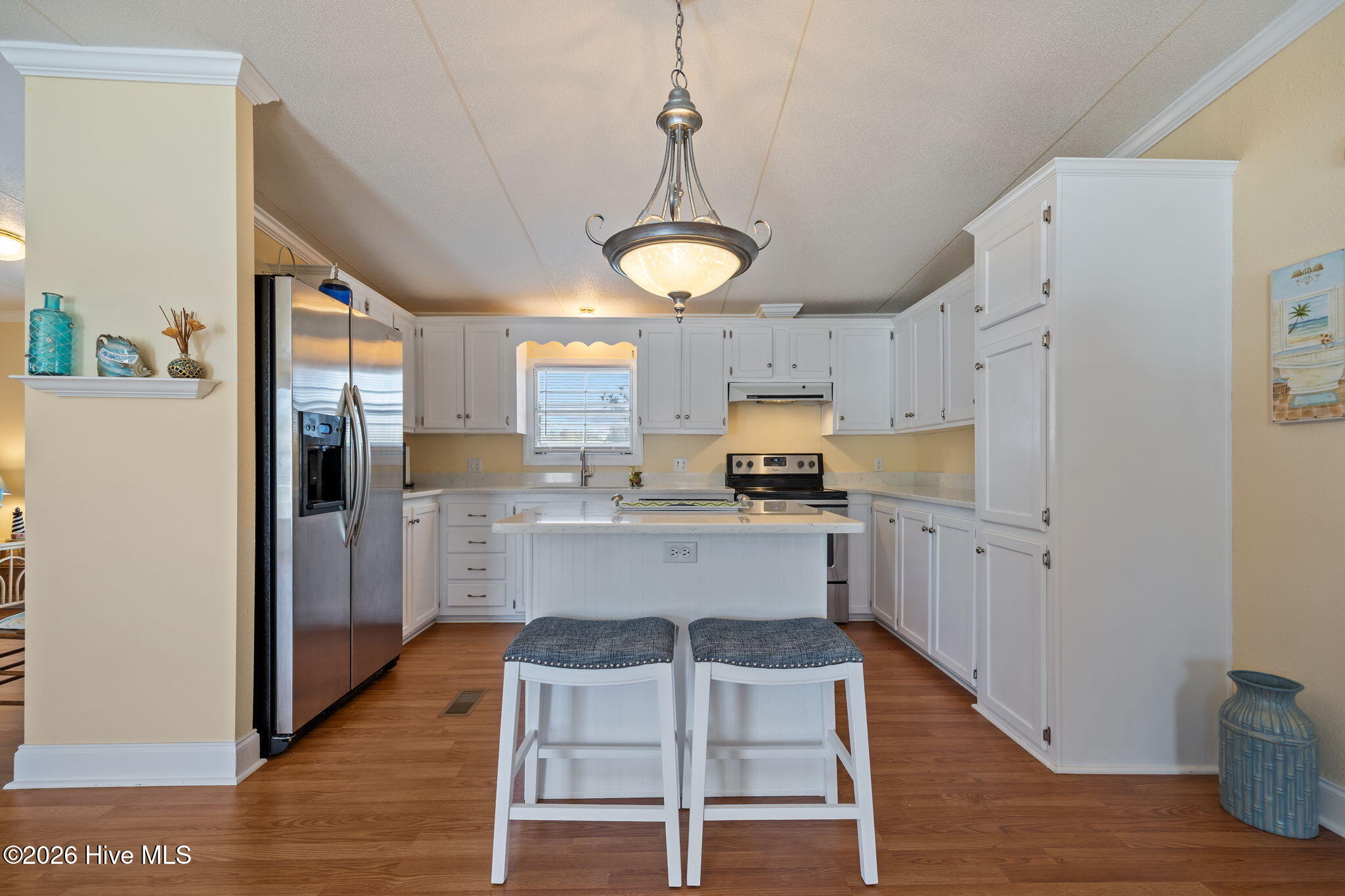 Kitchen & Center Island