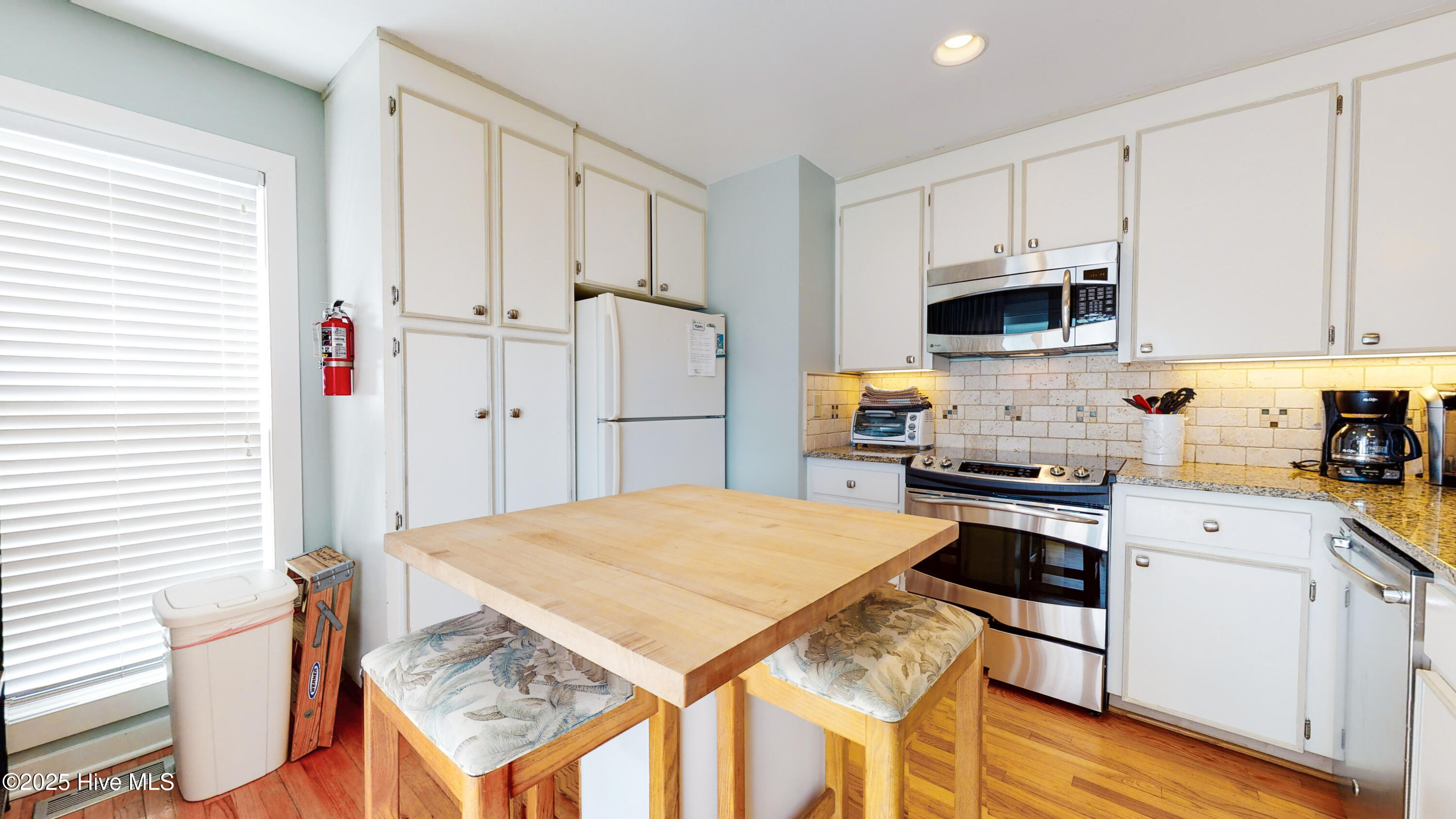 100532230 | Photo 15