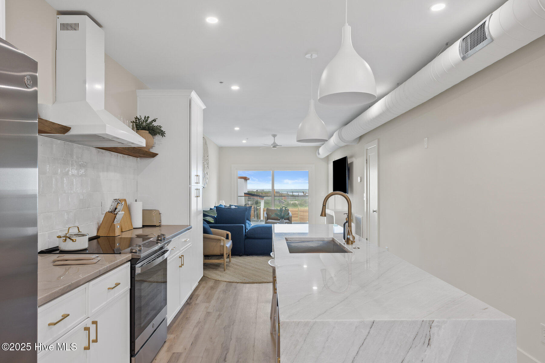 100523205 | Photo 10