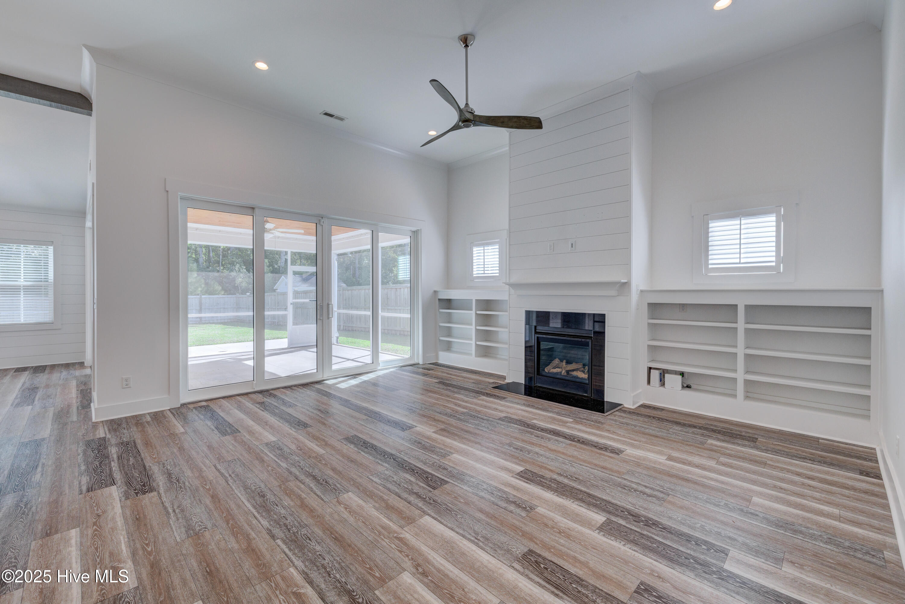 100534691 | Photo 25