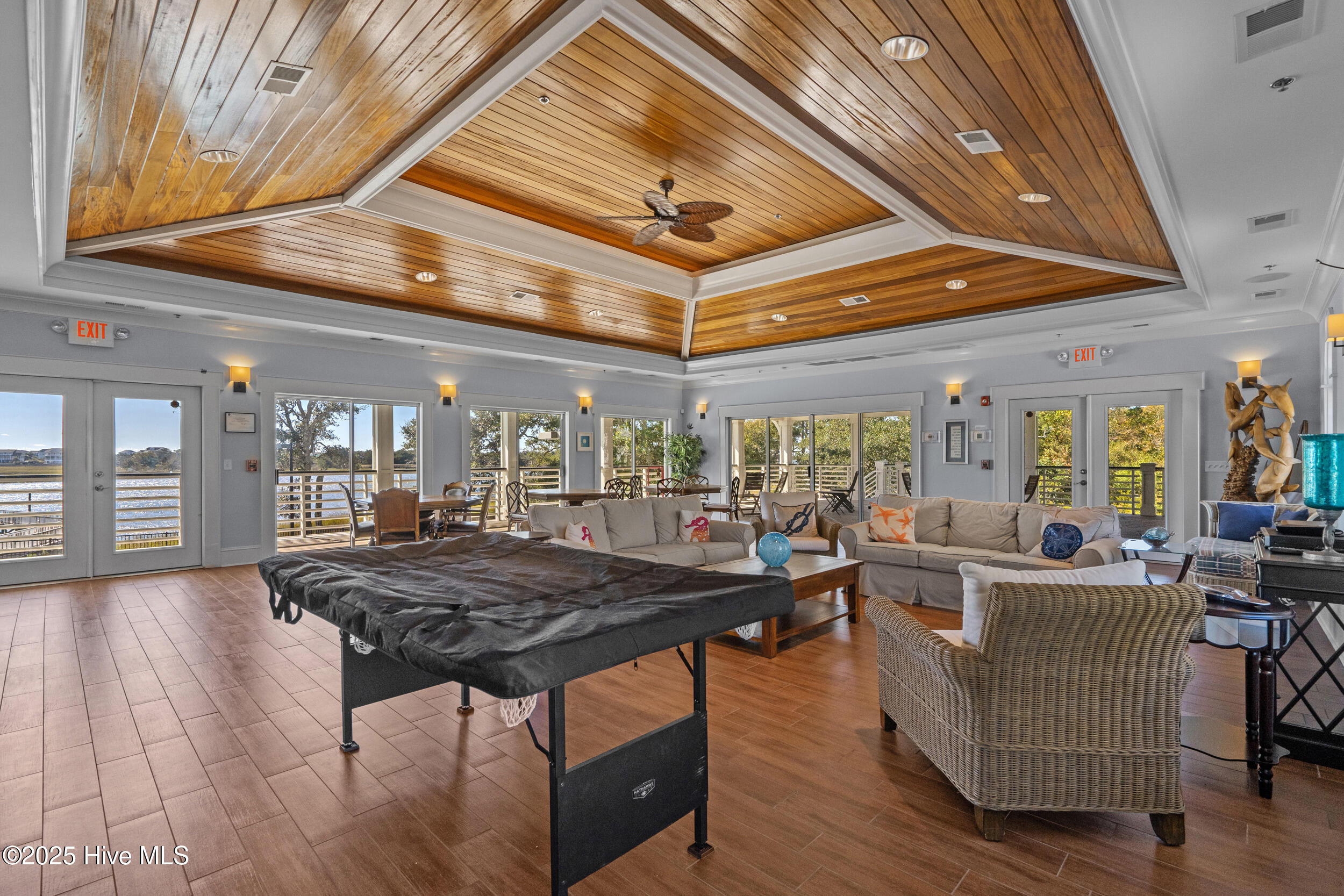 100539009 | Photo 62