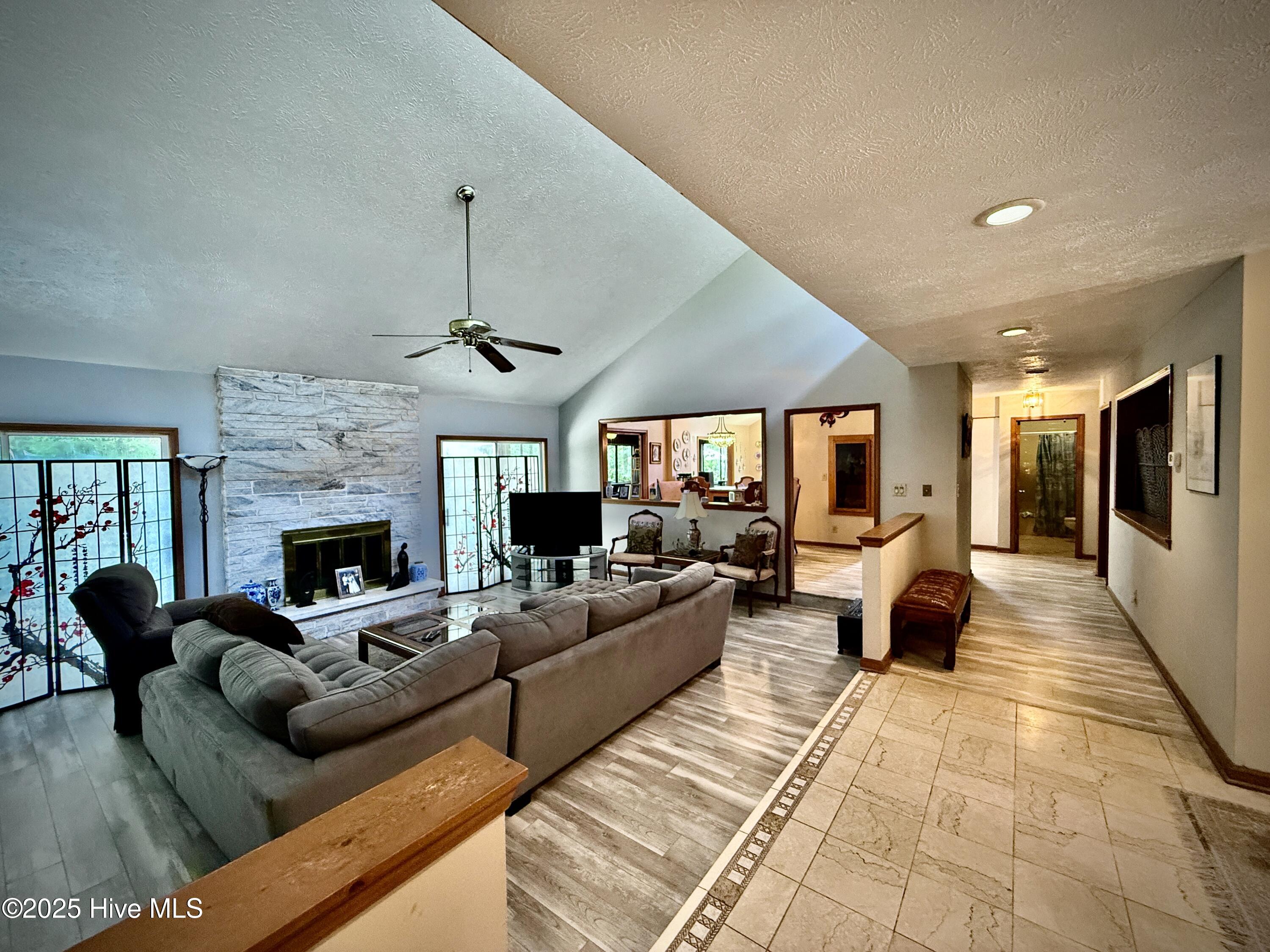 100518728 | Photo 14