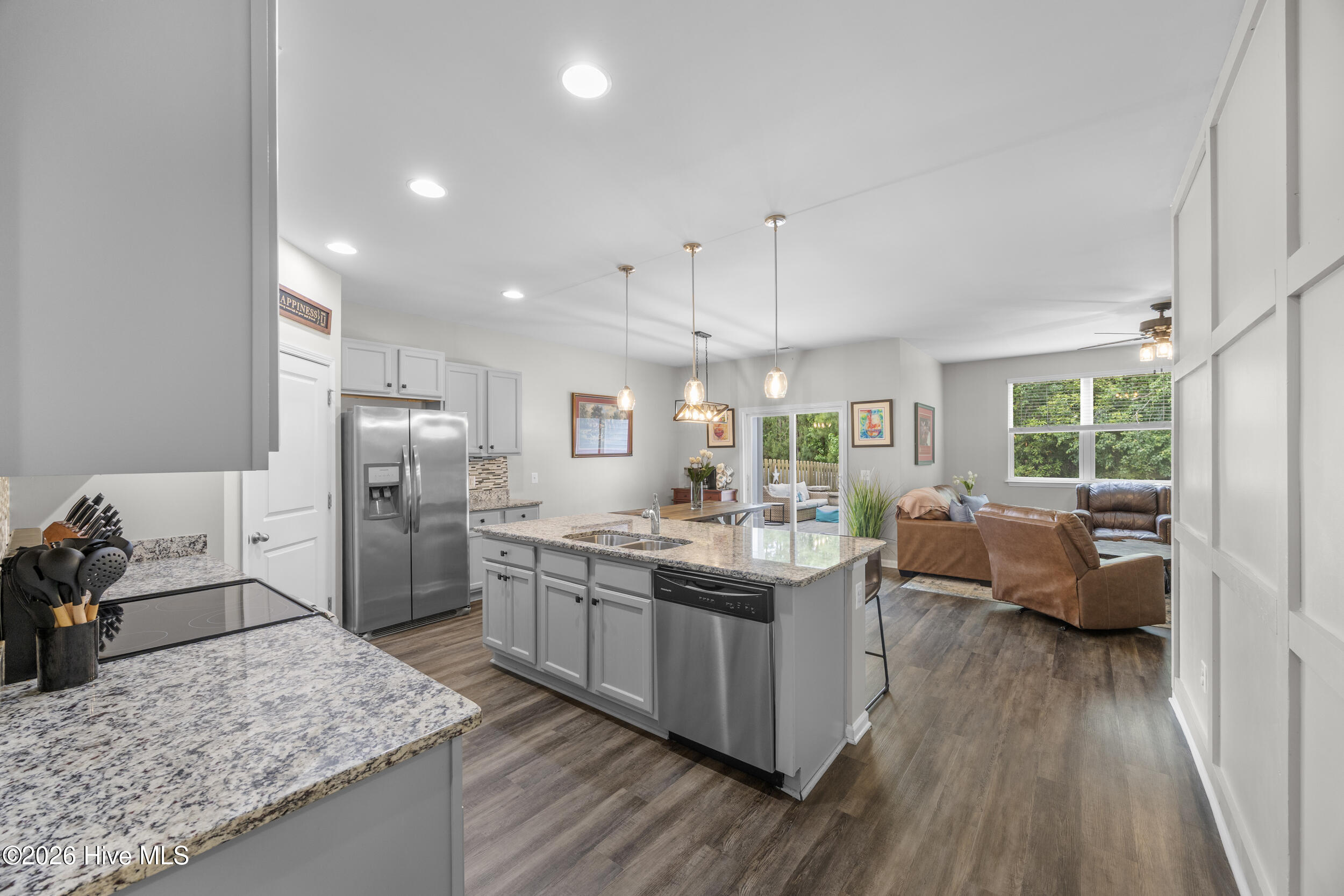 100570461 | Photo 12