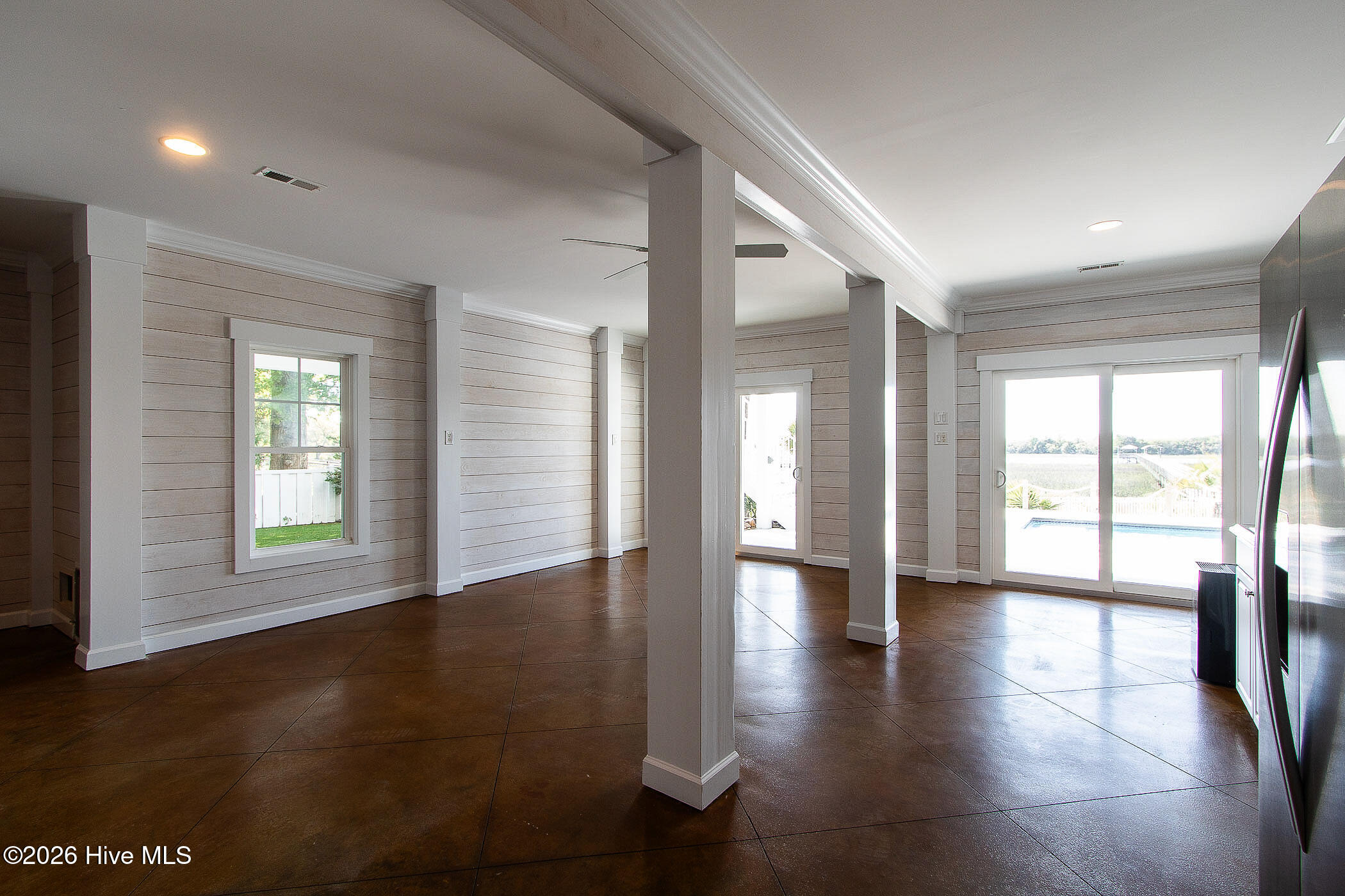 100568588 | Photo 77