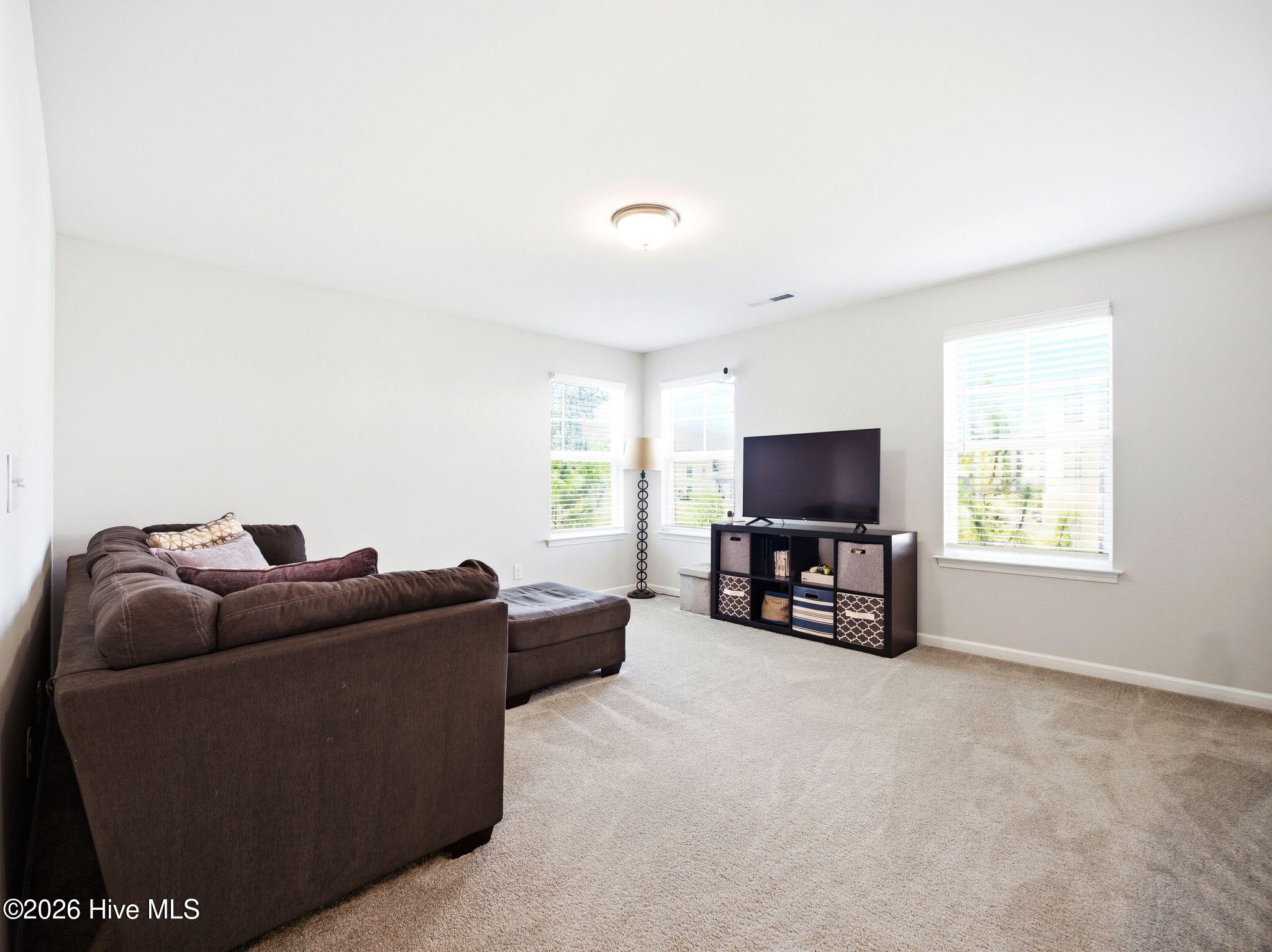 100569792 | Photo 36