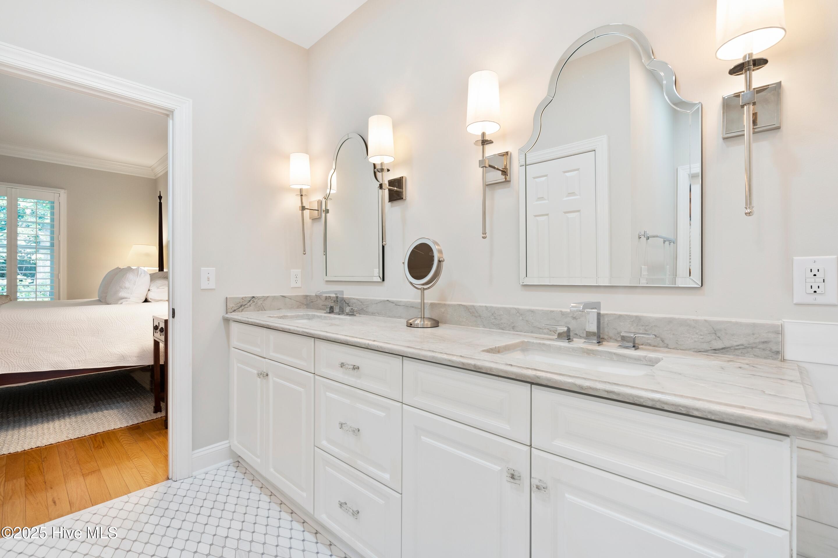 100520389 | Photo 44