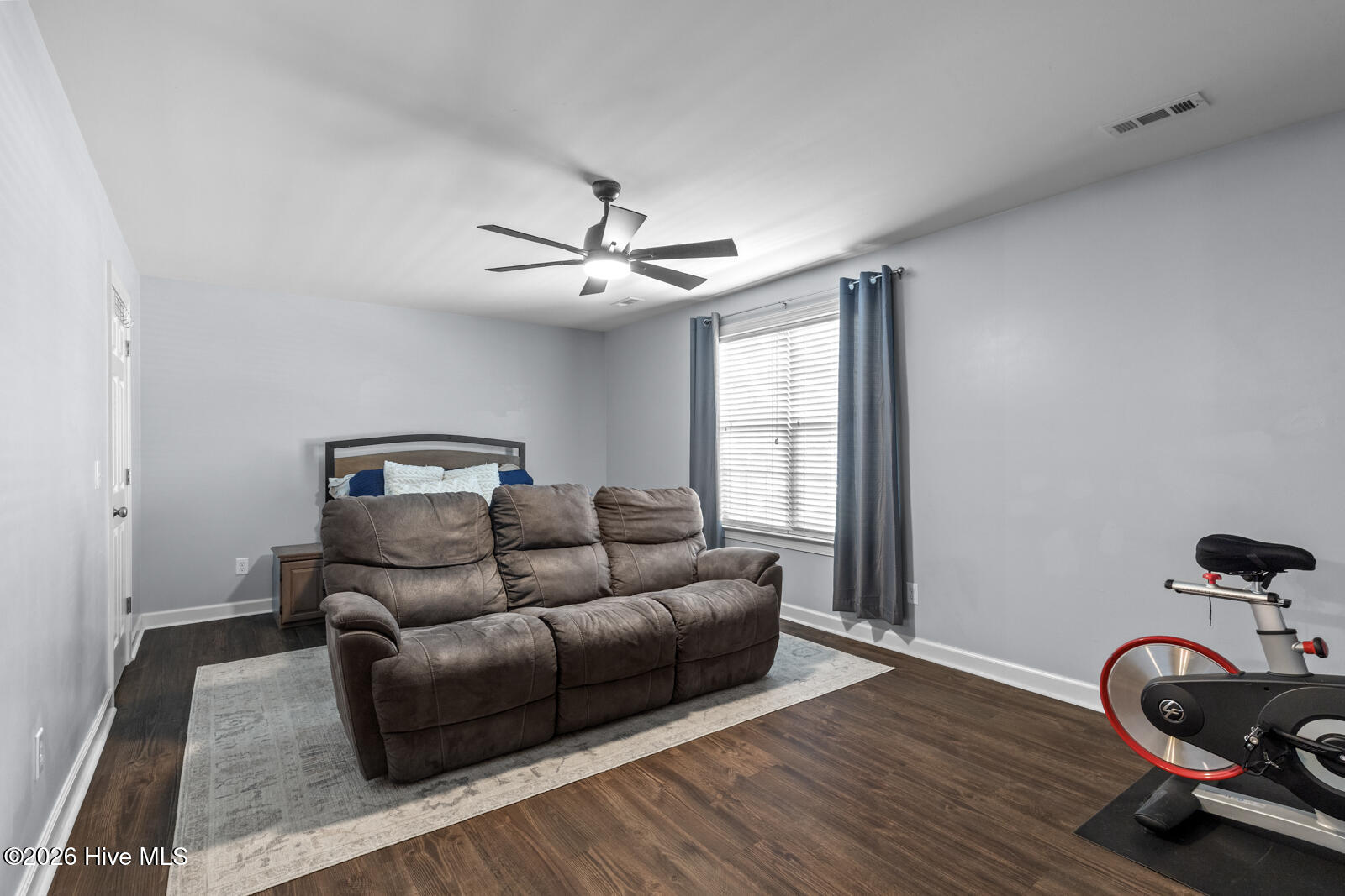 100569280 | Photo 27