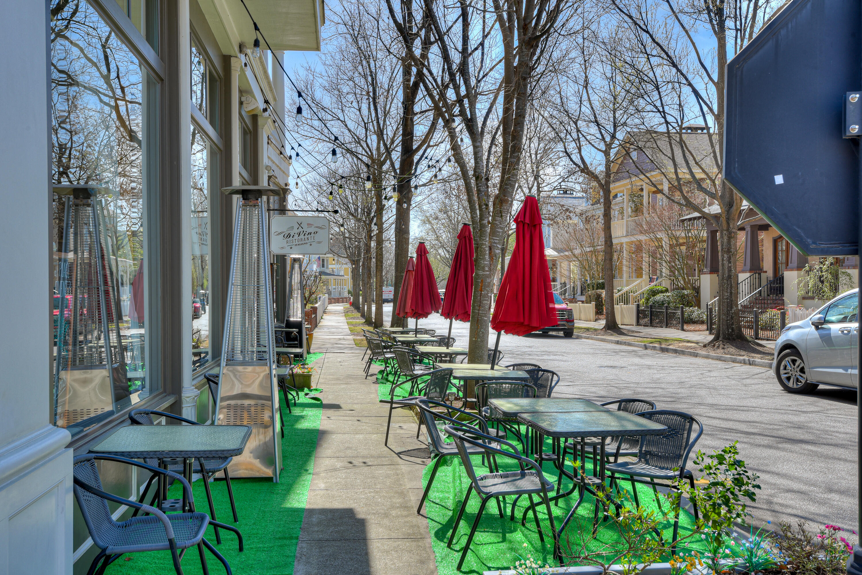 Sidewalk Dinning