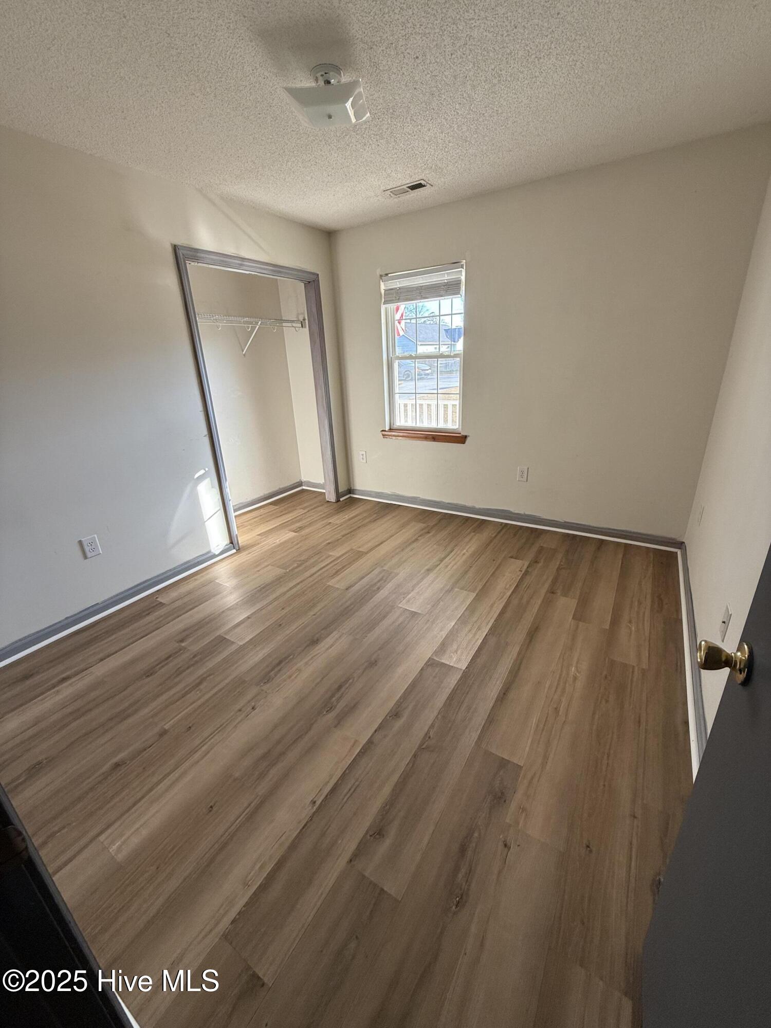 100525270 | Photo 15