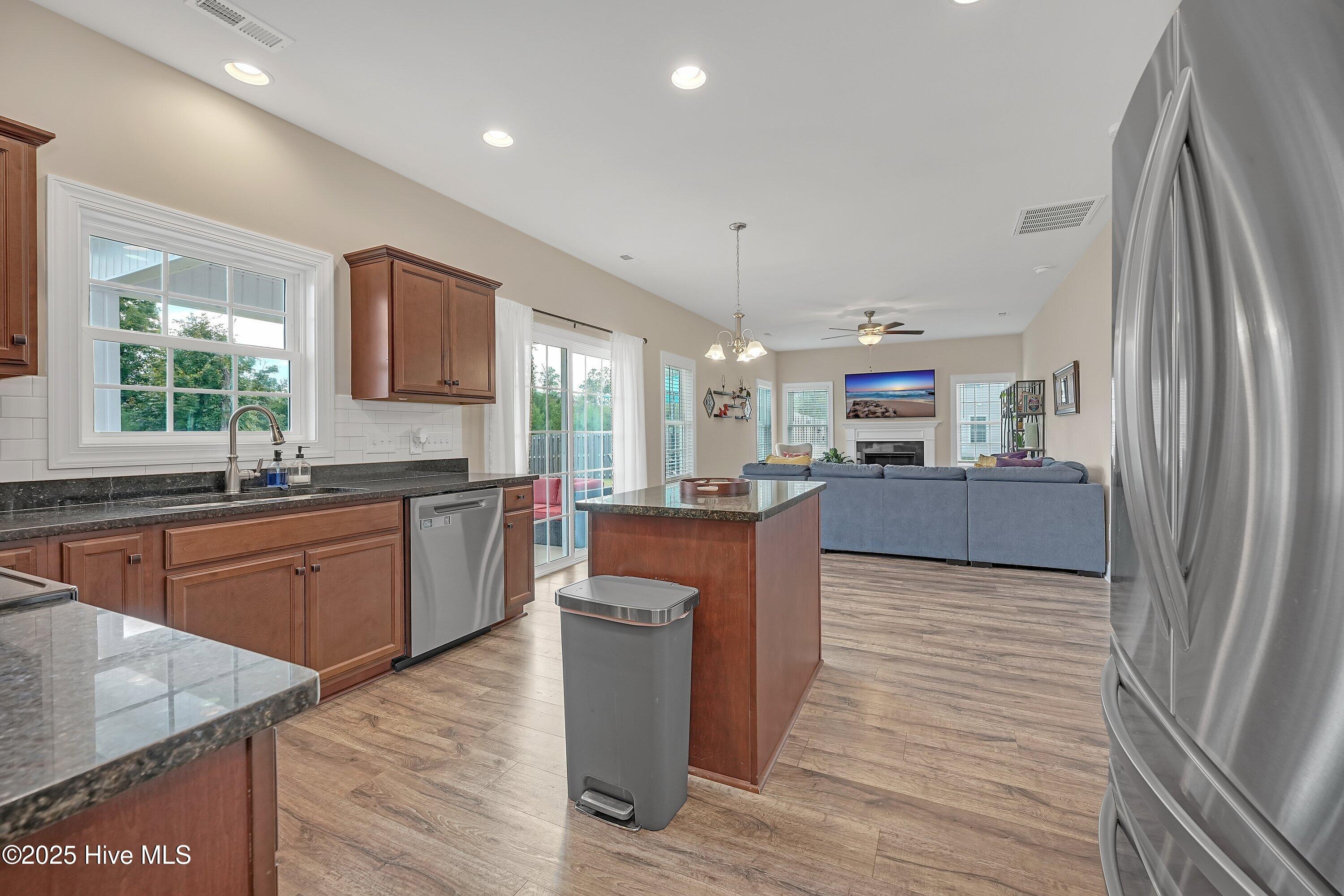 100530262 | Photo 13