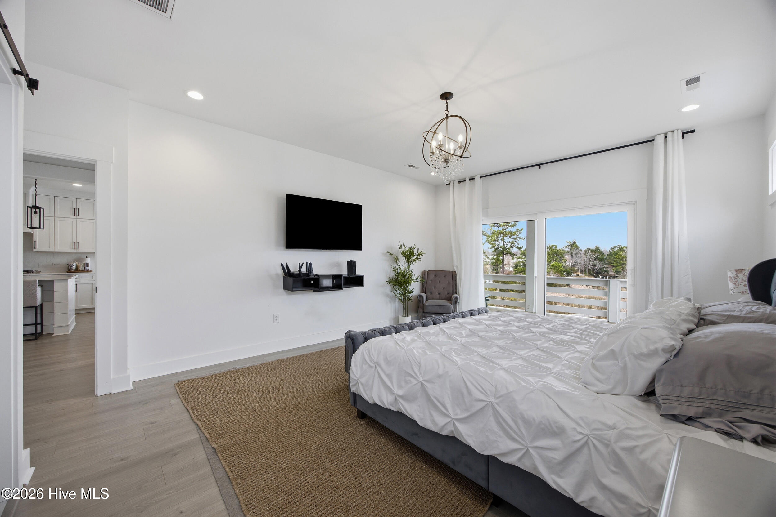 100558595 | Photo 27