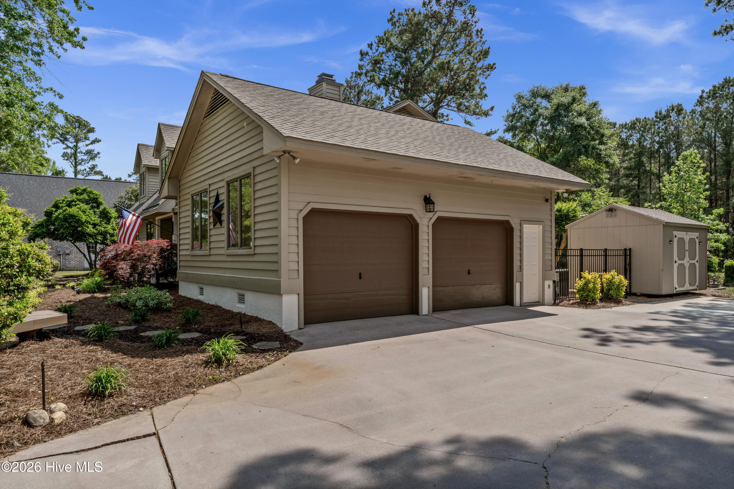 100569922 | Photo 51