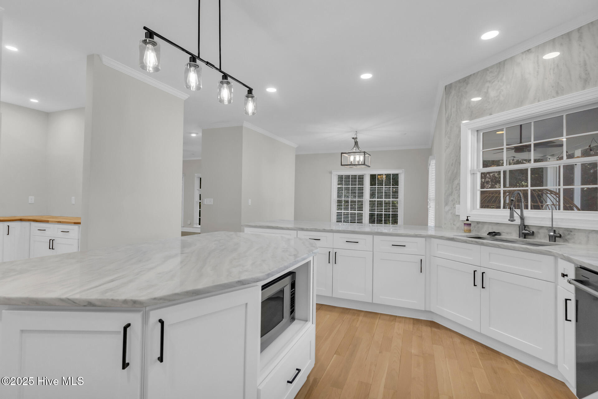 100532167 | Photo 20