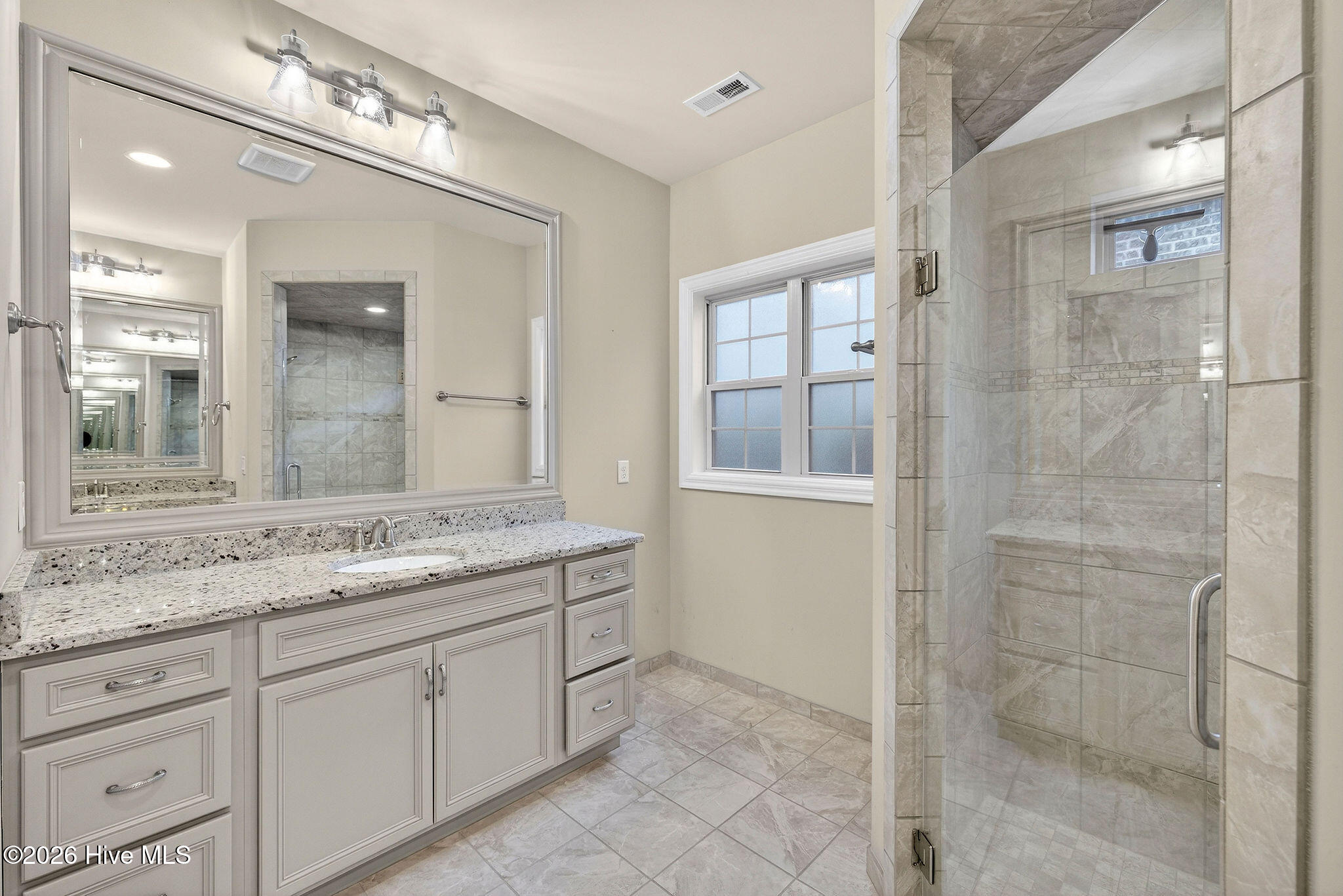 100557341 | Photo 38