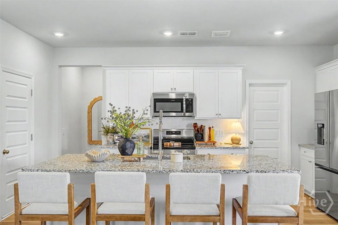 Kitchen with breakfast bar