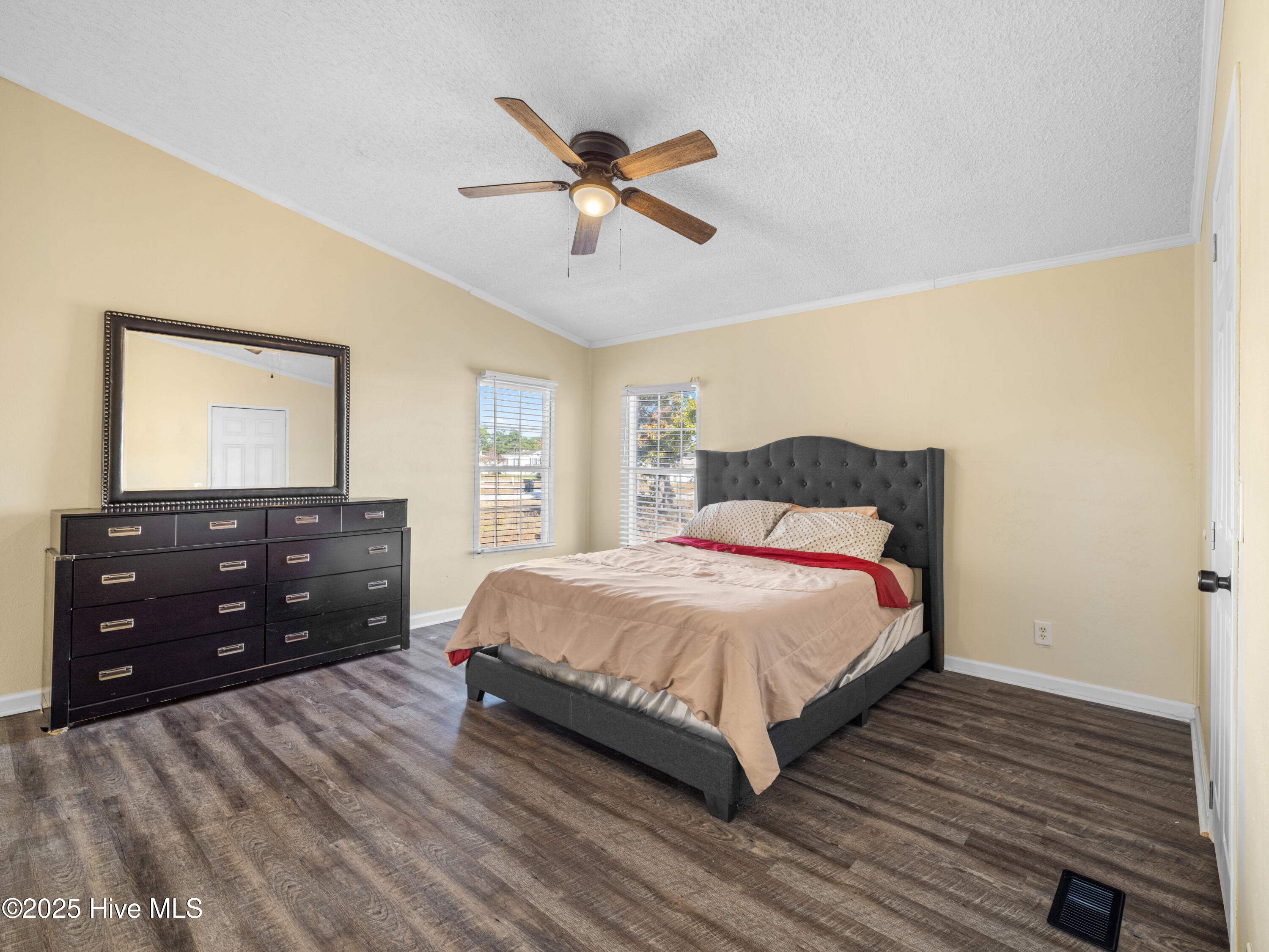 100540090 | Photo 26