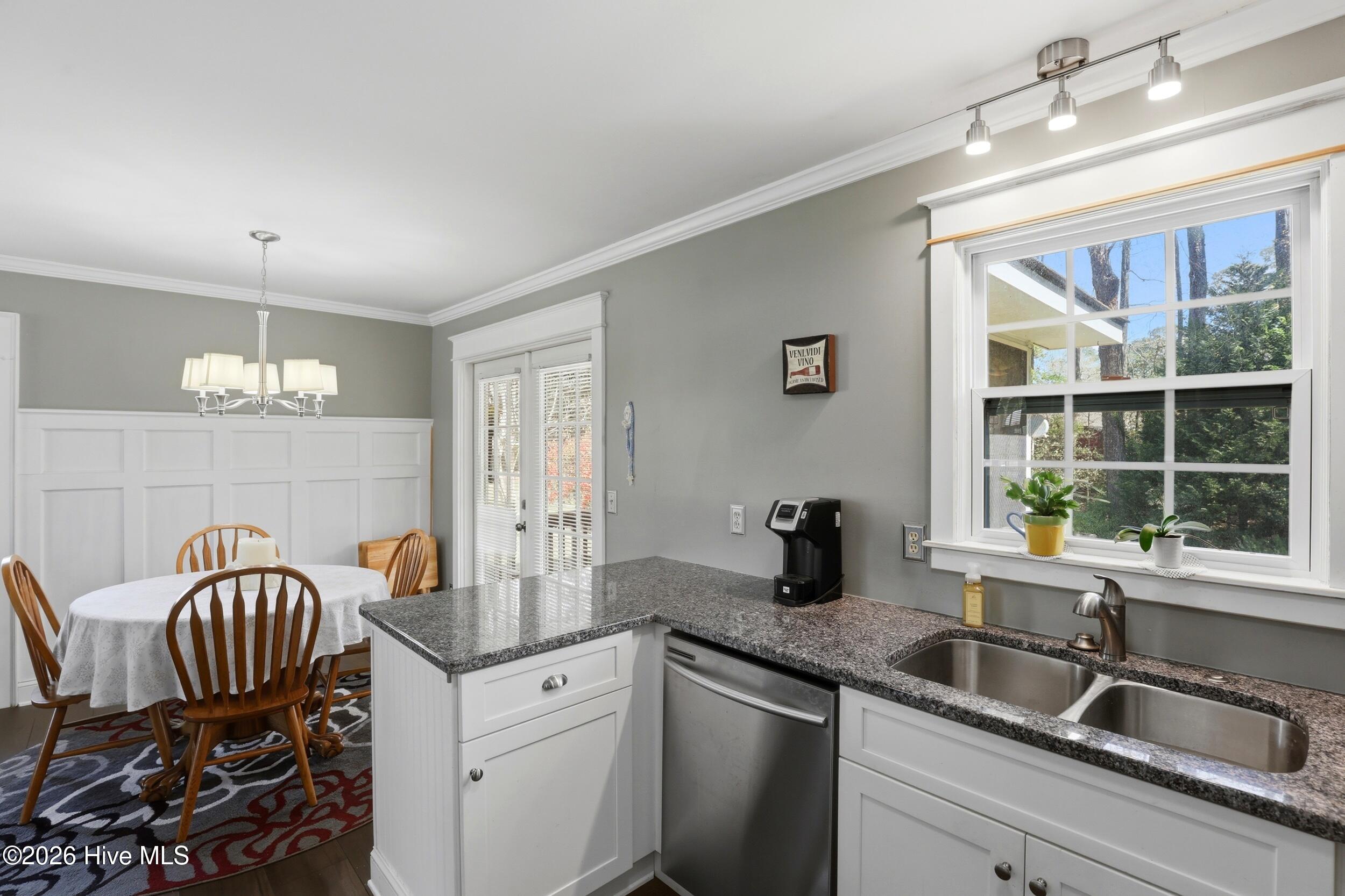 100561758 | Photo 13