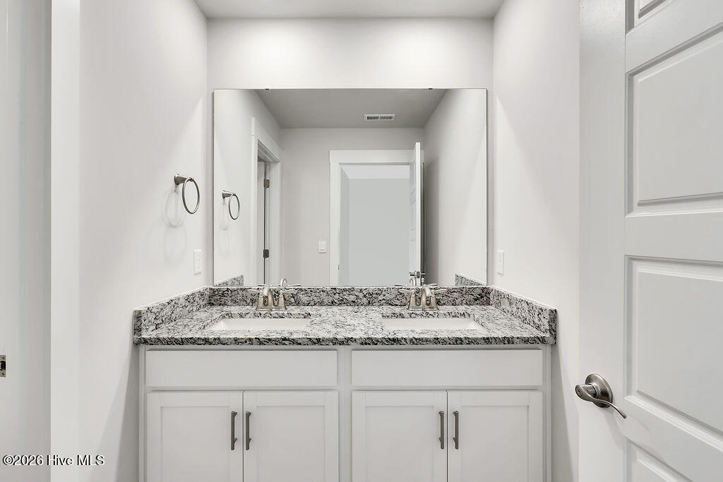 100562289 | Photo 25